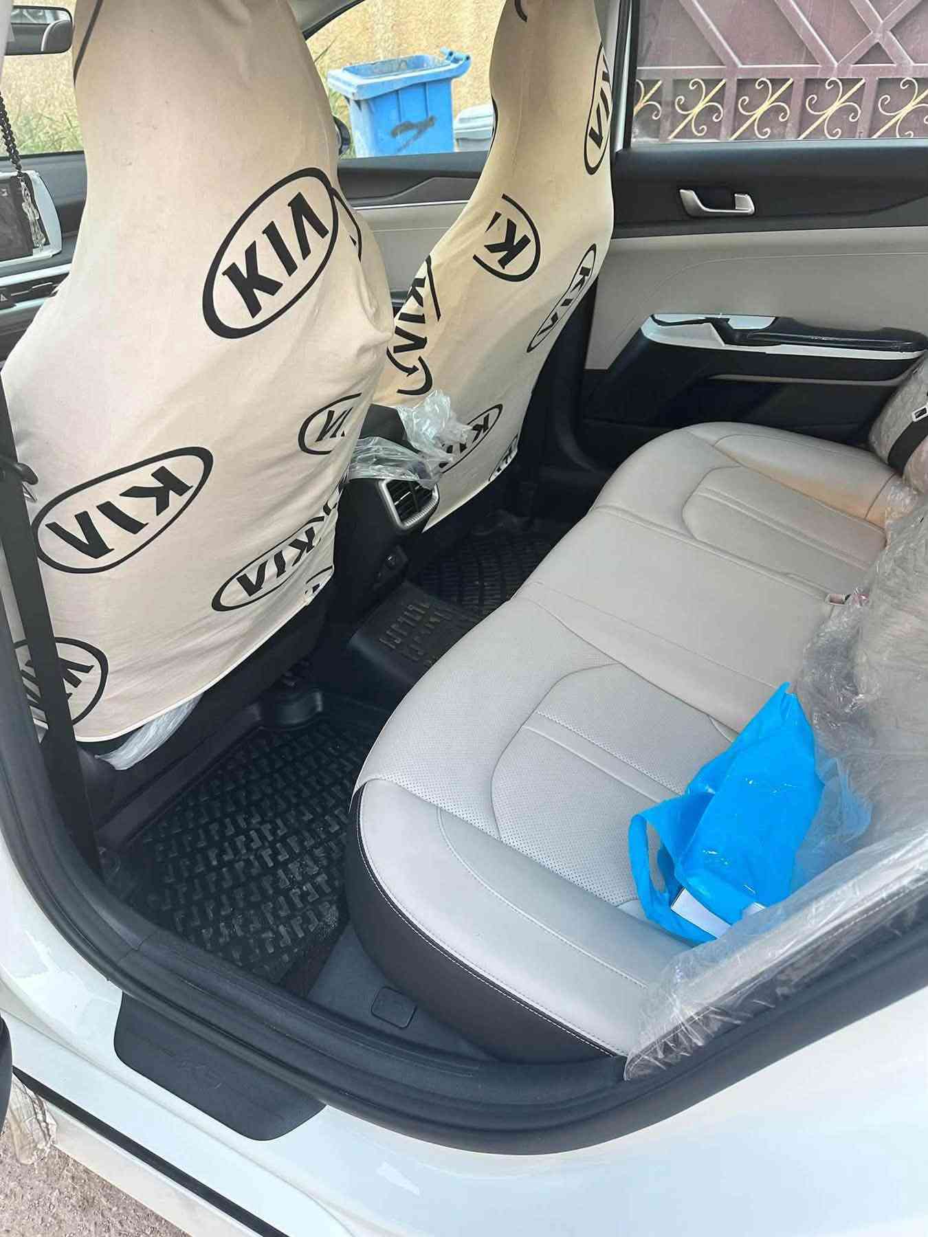 🔥 KIA K5 | موديل 2023
🇦🇪 وارد خليجي
📍 رقم أربيل – خصوصي
🛣️ الممشى: 37,000 كم فقط حقيقي 
⚙️ محرك 2.0 DOHC
🔄 أوتوماتيك

✨ المواصفات:
• سقف بانوراما 🌙
• كاميرا خلفية 📷
• حساسات أمامية وخلفية
• بصمة ودخول ذكي 🔑
• تشغيل عن بُعد
• مقاعد جلد اوف وايت 
• تدفئة المقاعد 🔥
• مقعد السائق كهربائي ⚡
• Blind Spot
• Apple CarPlay / Android Auto
• إضاءة LED
• مكيف أوتوماتيك ❄️
• حساسات ضغط الإطارات
• Auto Hold
• فرامل إلكترونية
• Drive Mode
• مرايات كهربائية شفط 
• أنظمة أمان وثبات
السياره اخذتها زيرو على ايدي وباسمي تحويل مباشر 
 بانزين محسن مشايفه العادي 
دهن وفلتر  كل ٣٠٠٠ كم ابدله امزويل من الوكاله
السياره جدا نظيفة بيها ملاحظات بسيطه تكحيلات بالدعامية فقط وشخص خفيف كد اصبع بالجاملغ الخلفي عايفه ما مصلحة 
السعر ٢١٥٠٠ $ وبيها مجال 
***********
