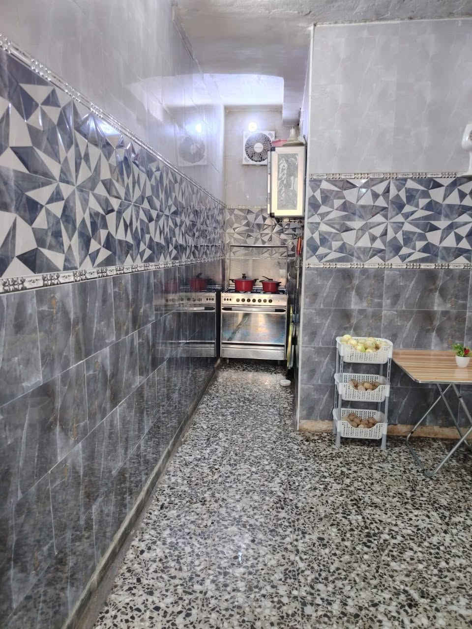 السلام عليكم بيت مساحة 200 متر قاطين اللبيع بل حسينية شارع الخدمات خلف جامع زينب الكبرى السعر 140 وهذا رقمي بي وتساب ***********@
