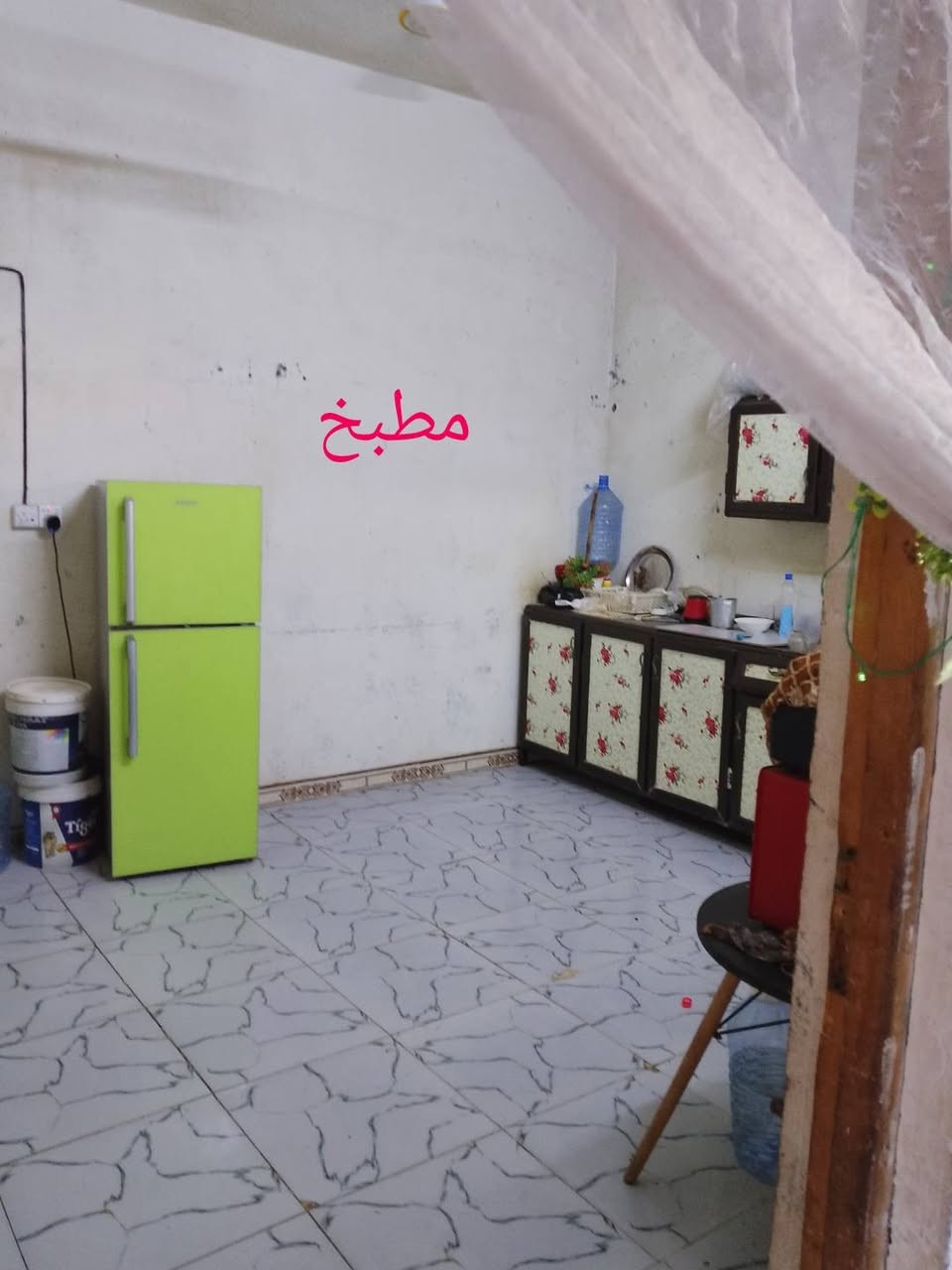 بيت للبيع عند البعضم180متر بلوك كهربائي والبيت كلش نضيف بي غرفتين كبار ومطبخ وصاله كبيره طارمه ديوانيه بس بتلو ومنور جبير +فضله  بين جسرين وره سكة القطار قريب ع تبليط خدمات كامله السعركلش مناسب ب28 وبي مجال  مكلفه بل نشر ‏‪***********‬‏
