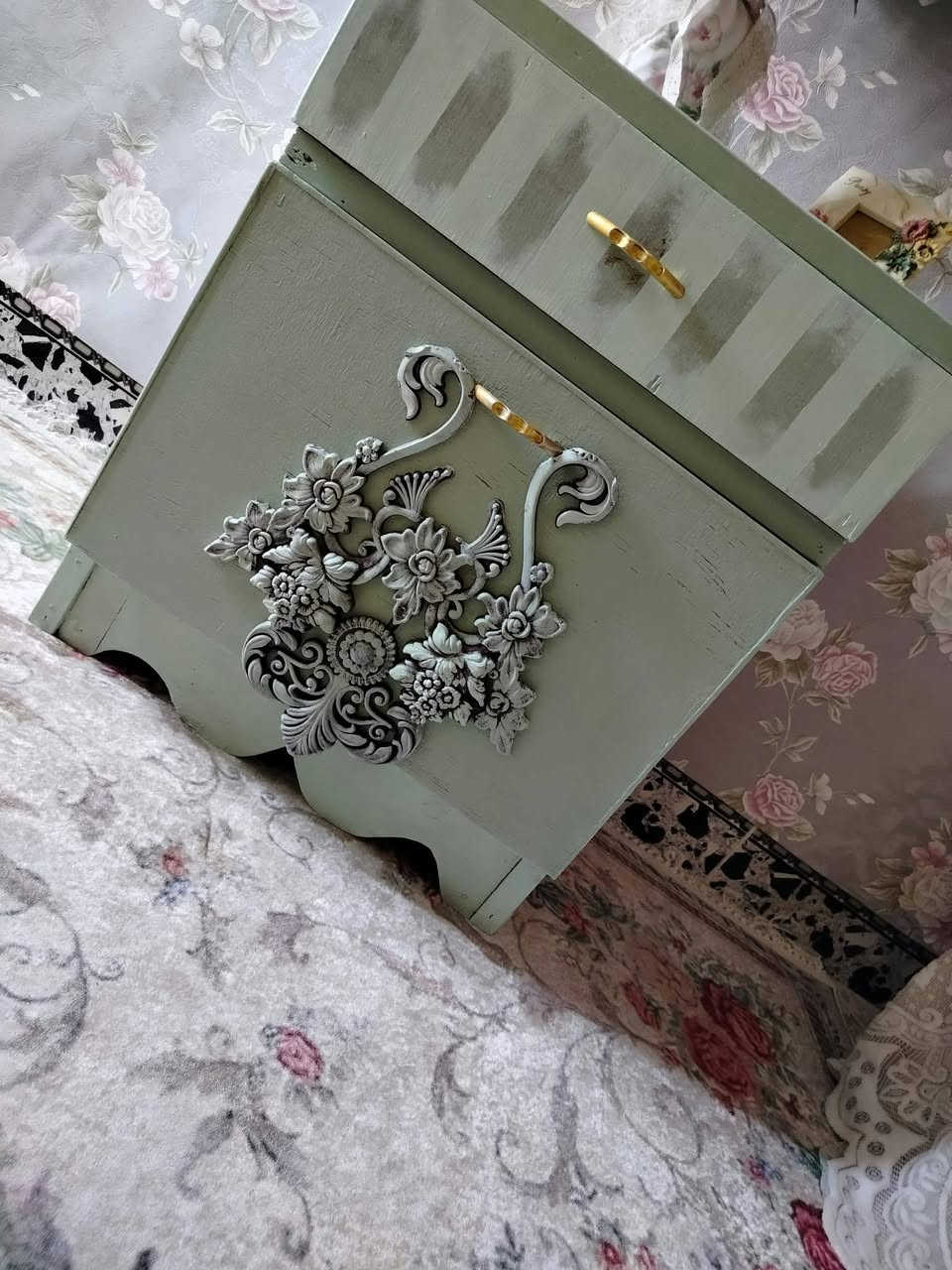 🌿✨ للبيع | كومدينة فنتج ✨🌿
قطعة مميزة بطابع فنتج ريفي أنيق 🤍
باللون الأخضر الرمادي المعتّق، مع زخرفة بارزة ولمسات ذهبية ناعمة تعطيها طابعًا قديمًا وفخمًا 🌹
مناسبة لغرفة النوم، الصالة أو كقطعة ديكور مميزة تضيف لمسة دافئة للمكان.
💰 السعر: 25 فقط
🌸 قطعة مميزة لعشاق الفنتج والقطع ذات الطابع القديم 🌸
كلاسيك فنتج | Classic Vintage 🤎
