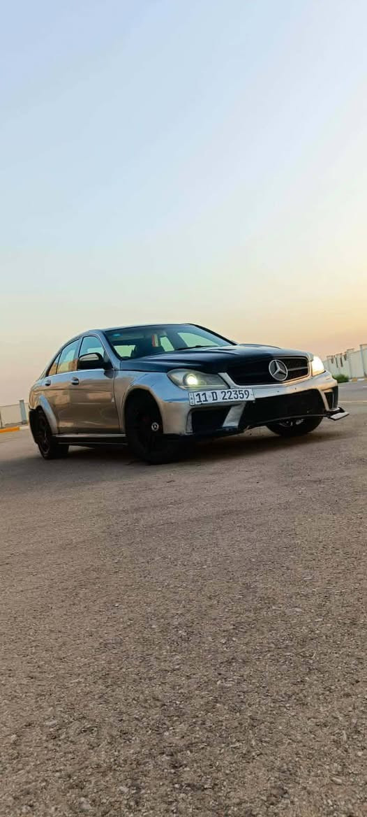 السلام عليكم للبيع او مراوس بسيارة وفرق مارسيدس c300 2009 رقم بغداد انكليزي محرك 6 سلندر محرك كير جدد تبريد شغال عوزها شغلات كلش بسيطه ضربه ما بيها السيارة معدله من الخارج فايبر كلاس بنيد جاملغات اماميه نفخات جاملغ دعاميات كله فايبر بيها هواي تفاصيل معروفه مواصفاتها فول السيارة مكاني كوت ***********

