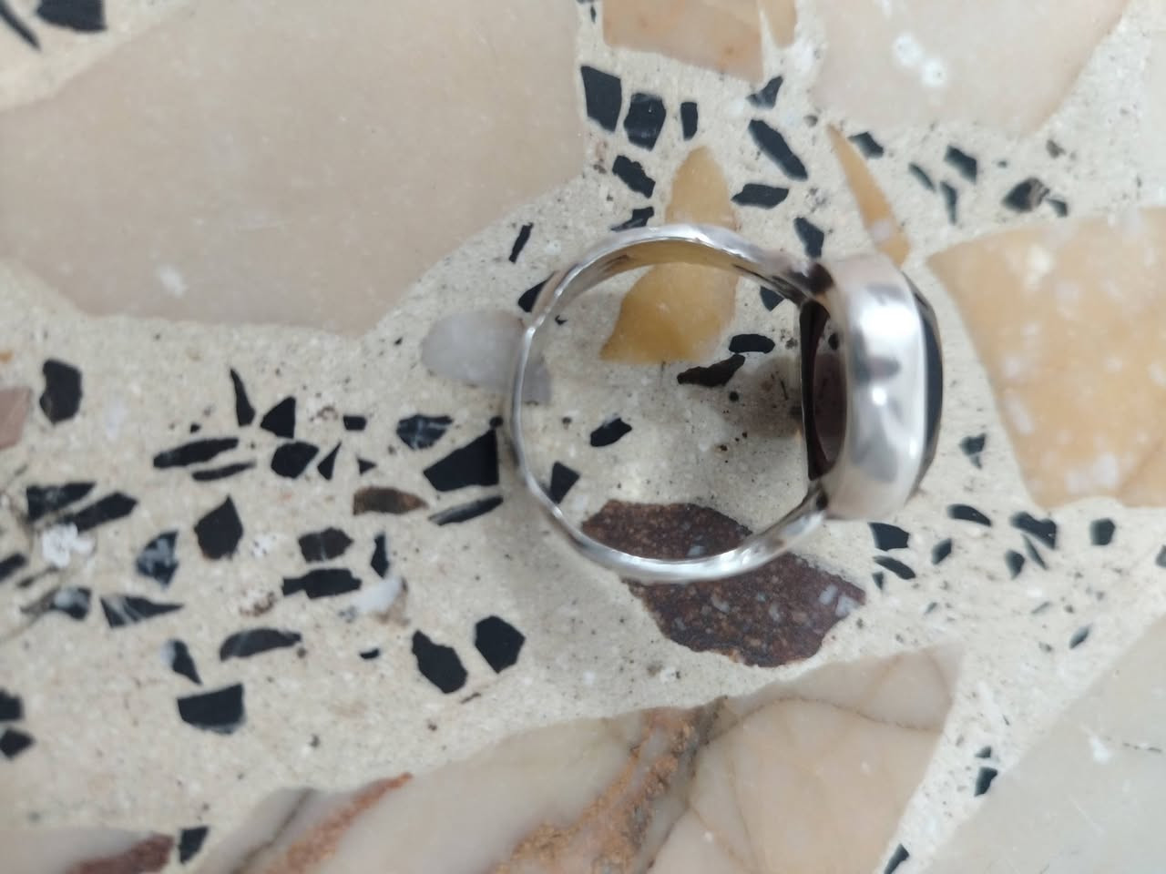 السلام عليكم محابس فضه واحجار عقيق اسود وعقيق عسلي سعر المحبس 75 وكل تفاصيلهم واضحه بالصور
