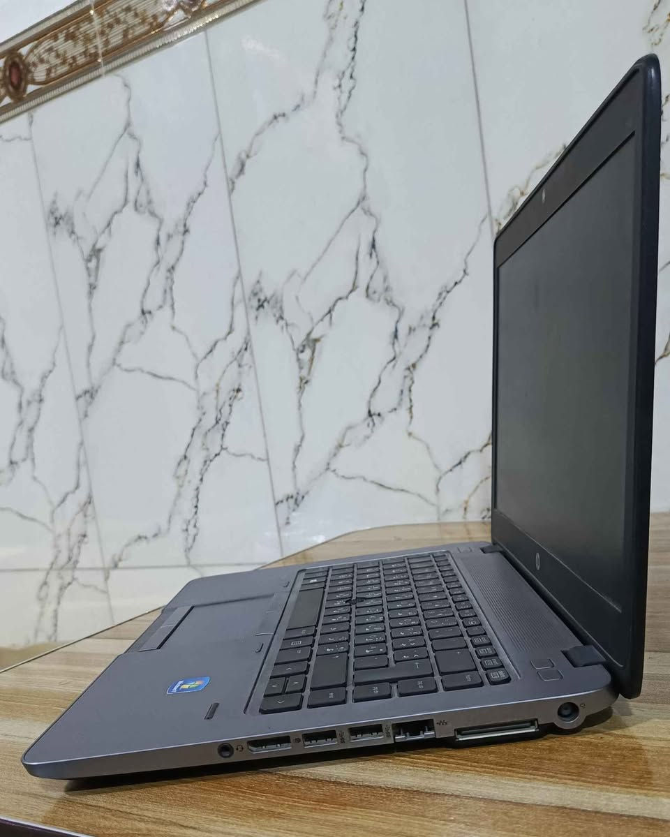 المعالج        Amd Windows 10pro_7350

وحدة المعالجة المركزية.        4نواة
وحدةمعالجة الرسوم.             6نواة

الرام.                    4GB

وحدة التخزين.       SSD128GB+قابل للتطوير

كارت شاشة داخلي  Amd Radeon(Tm) R7 Graphics 512GB

نوع النظام          64 bit

اصدار الوندوز.     22H2

الشاشة بحجم 14  الدقة 1600 HDR عالية الدقة

شاحنة اصلية.       90W  
   
للتواصل.    *********** بغداد, العراق
