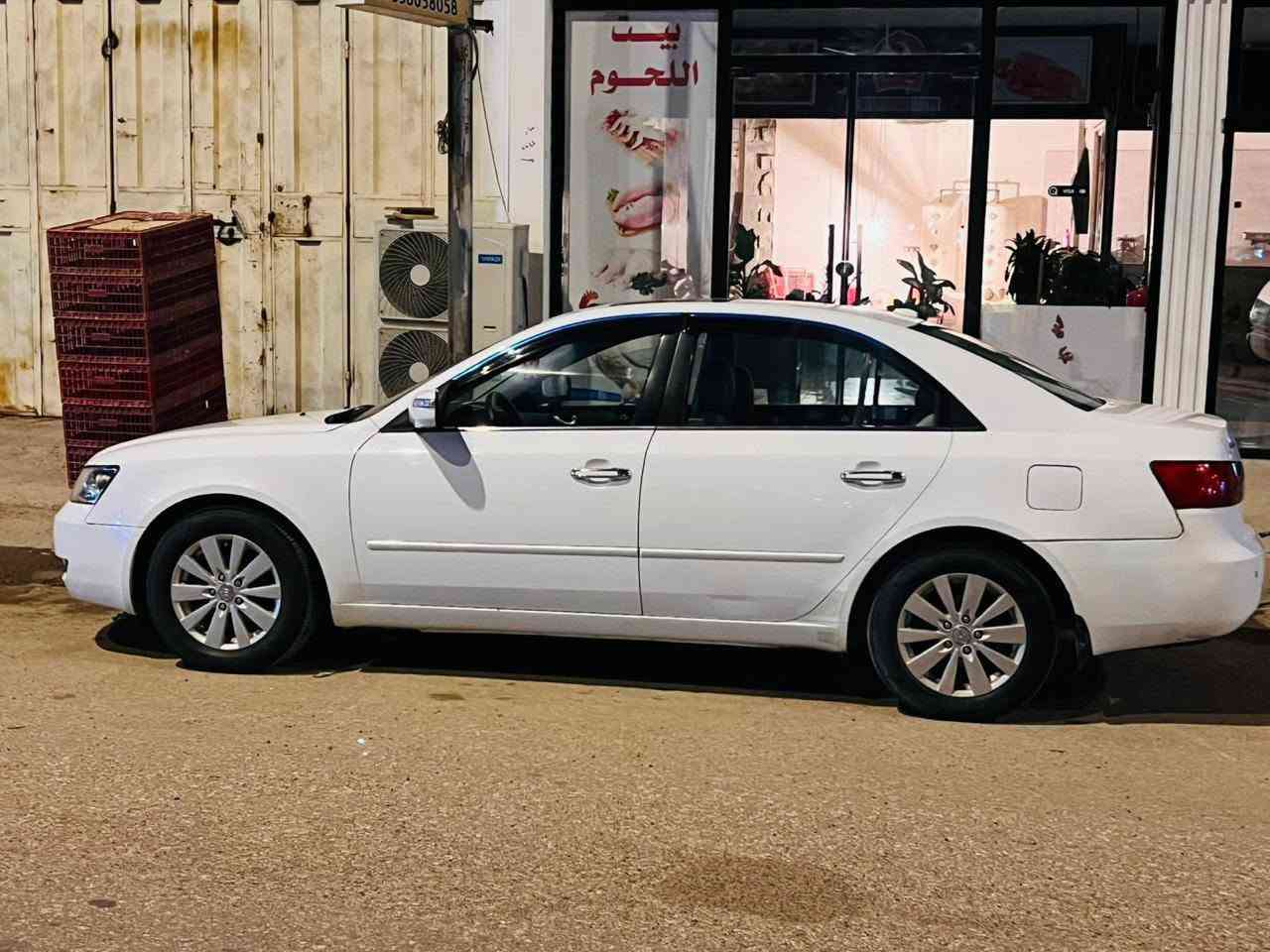 سوناتا موديل 2008 وارد امريكي  محرك 2400 رقم انبار فول مواصفات فته سقف كشن كهربائي تحكم ستيرن تخم تاير امامي جديد حداديه جديده الضرر صبغ خشم البنيد اثر شخوط + باب الصدر صبغ بدون ضربه. (السعر 110) 
                 رقم الهاتف ***********
