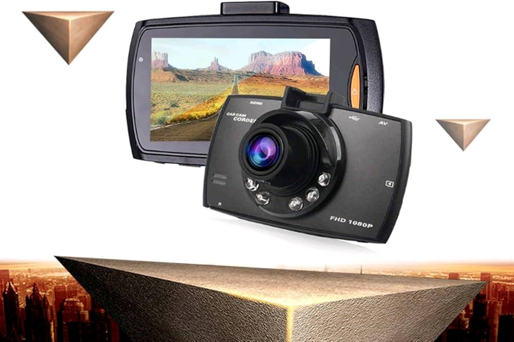 كاميرا مراقبة للسيارات (Dash Cam) تعمل بنظام DVR وتتميز بالمواصفات التالية: 
شاشة بحجم 2.7 بوصة.
تدعم التصوير بدقة عالية ومستشعر حركة.
تتميز بوجود خاصية الرؤية الليلية المستشعرة للضوء.
تدعم خاصية G-Sensor لتسجيل حوادث التصادم.
وظيفة:
عدسة: عدسة بؤرية ثابتة
تكبير: تكبير رقمي 4x
الشاشة: 2.7 بوصة
الرؤية الليلية: أضواء ليلية بالأشعة تحت الحمراء
الصورة: صيغة JPG
الصوت: ميكروفون ومكبر صوت مدمج
G-Sensor: مستشعر الجاذبية
الدقة: 1080 بكسل
كشف الحركة: دعم مستشعر الحركة
الذاكرة: بطاقة ذاكرة
