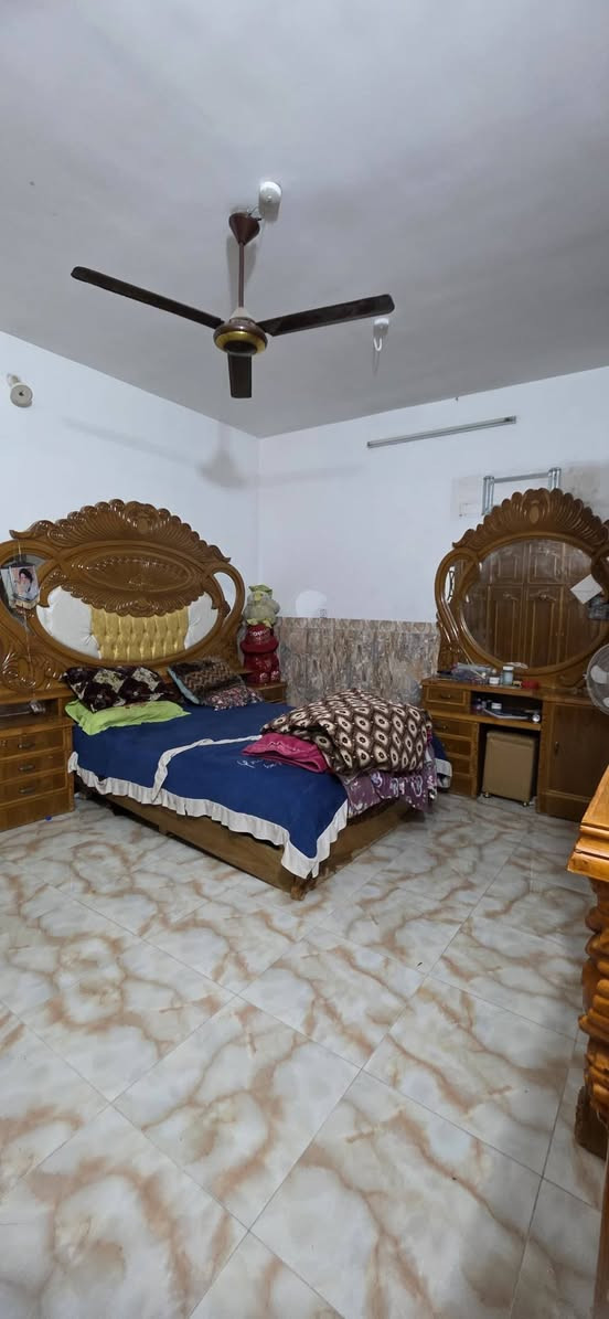 بيت للبيع مساحه 240 طابو صرف بسمي قرب براد المصطفى مقابل اعدادية الصناعه خمس غرف نوم ثنين جوه و٣ فوك وستقبال وهول وصاله ومطبخ بيت كله سيراميك بناء كله طابوك سطحين شتايكر سعره 140 وبي مجال بسيط للتواصل على الاتصال فقط ***********
