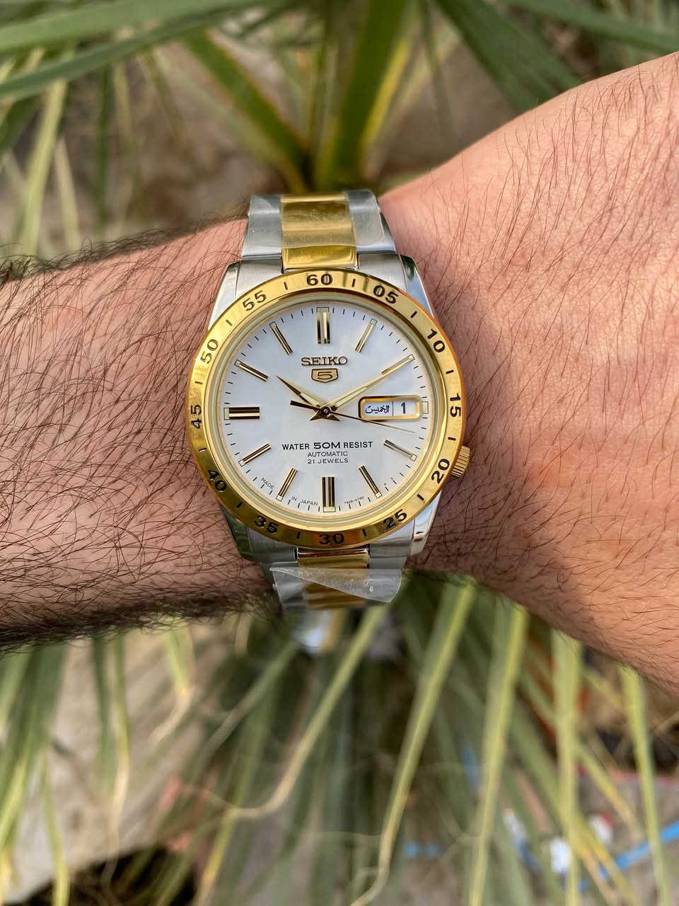 Seiko 5 Stainless Steel White Dial 21 Jewels Automatic SNKE04J1 Unisex Watch 50M

#سيكو 5 ياباني آصلي وكالة انتاج مقطوع  

▪️رقم الموديل  SNKE04K1
▪️اوتو ماتك 21حجر
▪️ارقام وعقارب مضيئة 
▪️كامل المرفقات جديد لم يستخدم 
▪️نافذه عرض التاريخ والأيام عربي 
▪️مقاومة الماء حتى 50 متر 
▪️يوجد توصيل 🚚 

متوفر اكثر من 300 ساعه
خدمة صيانة الساعات الاصليه فقط 
📍البصره ناحية المصطفى قرب جامع النور 
لطفى للجاد في الشراء فقط 
الاستفسار او واتساب
***********

نص مكتوب في الصور:
- اقتصاص