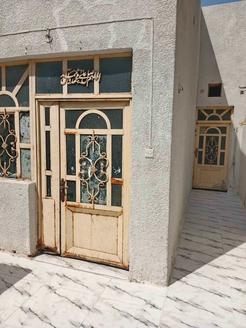 بسم الله الرحمن الرحيم.                                                  عرض حي ميسان قطاع 73 شريط ميسان مساحه 100متر سعر 12مع مجال    عرض شارع 10متر.                 يحتوي على طارمه مطبخ ستقبال صاله وغرفه وكشوفه حمامات داخليه وخارجيه                                                  موقع مكتب حي ميسان شارع كيات قرب تقاطع بواري.           مقاولات عامه مناسبه.                                                    رقم للستفسار ***********
