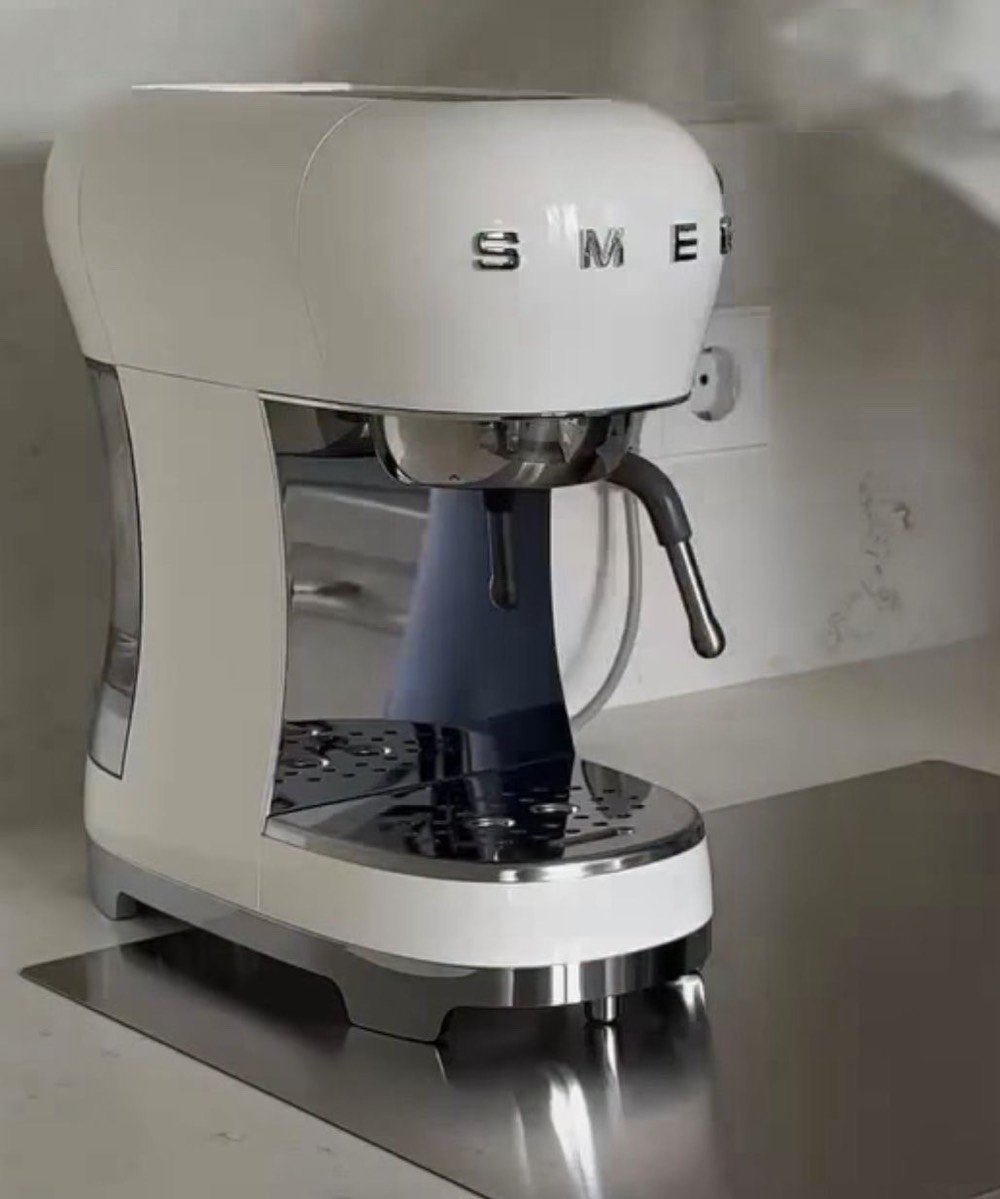 جهاز قهوه ماركة smeg
السعر ٩٠٠ الف