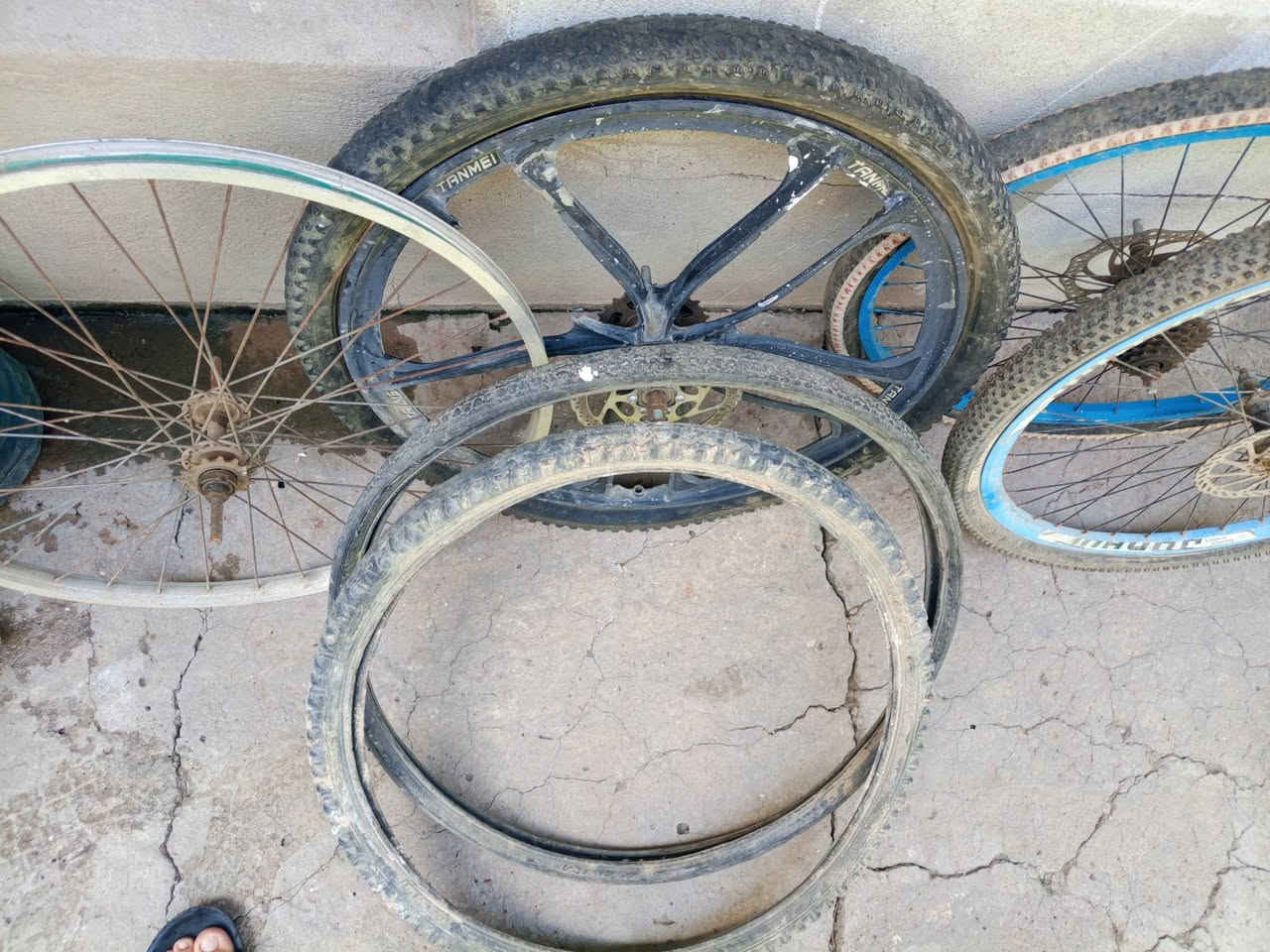 لشات  ،ويالة ،تايرات  للبيع السعر قيم وأخذ الحجم 26 المكان بغداد السيدية للاتصال *********** موجود واتساب
