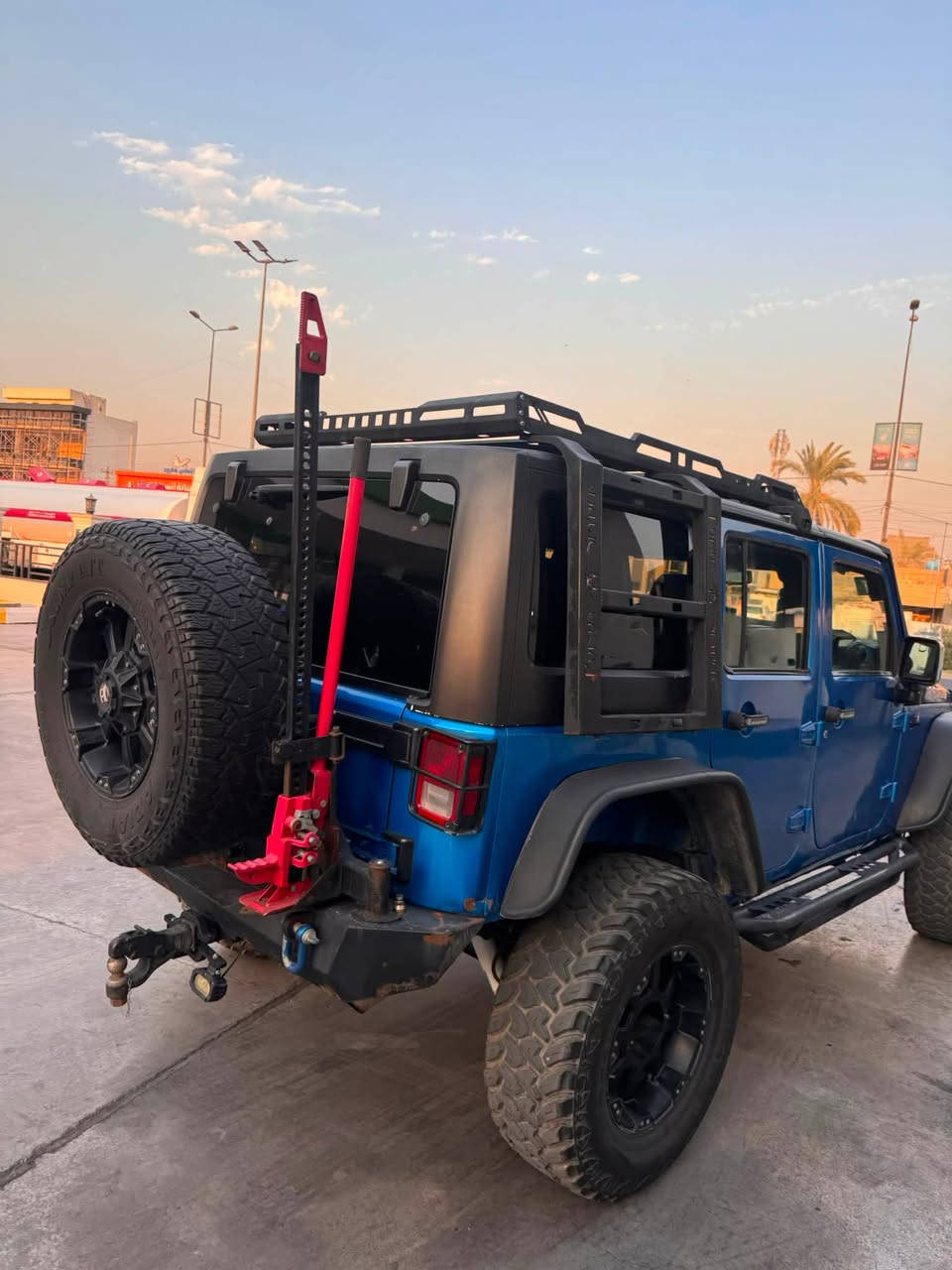 🚨 للبيع رانكلر 2016 — مواصفات وتعديل مميز جدًا 🚨
🔹 النوع: Jeep Wrangler
🔹 الموديل: 2016
🔹 اللون: أزرق مميز 💙

السيارة عليها تعديلات وتجهيزات قوية، منها:

🔧 التعليق والتجهيز الخارجي:
• ترفيعة Fox بمواصفات 3.5
• دبل ستيرن Fox
• دعامية أمامية حديد معدلة ماركة Poison Spyder
• ونچ سحب
• دعامية خلفية حديد معدلة
• حامل سبير ماركة Poison Spyder
• دوسات حديد Poison Spyder
• بنيد Top Fiber
• سباية Poison Spyder
• فندرات Top Fiber وعليها تفاصيل وتعديلات هواية

💡 الإنارة والتجهيزات:
• دكم تشغيل وإنارة
• داخلية معدلة لونها بنفس لون السيارة
• شاشة Sport بنظام Android

📌 ملاحظات السيارة:
• حادثها سابقًا بأمريكا، والباب موجود بالصورة
• بيها طخة بالعراق بالجام الخلفي
.مبدل مكينه نظيفه وصافيه جدا

السيارة بيها تفاصيل وتعديلات هواية، ومناسبة للي يحب الرانكلر والتعديل المميز 🔥

📞 السعر: 185 وبيها مجال 
📍 الموقع: بغداد
📱 للتواصل: ***********

البيع للجادين فقط.
