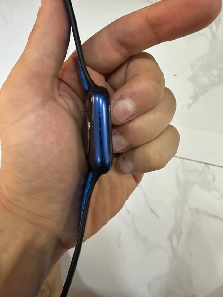 السلام عليكم
Apple watch series 6 
غير مفتوحة ، مع علبتها و سيرها الاصلي و وياها كيبلين شحن الاصلي وواحد ثاني و عدد من السيورة الاضافية للبيع 
١٧٠ الف و بيها مجال بسيط و شكرا
للتواصل 
***********
