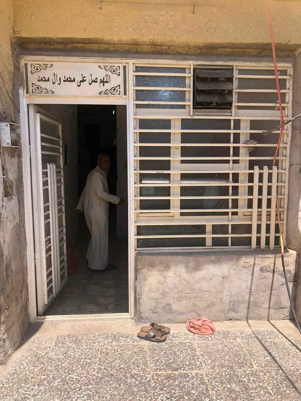 سلام عليكم بيت مساحه مية متر متكون ستقبال وهول وغرفه الطالق الثاني غرفه البيت طابوك السقف مسلح البيت مربع الجبهة 7 متر ونزال 16 متر البيت ركن سعر 65 التصال بصاحب الدار اني مكلف بلنشر ***********
