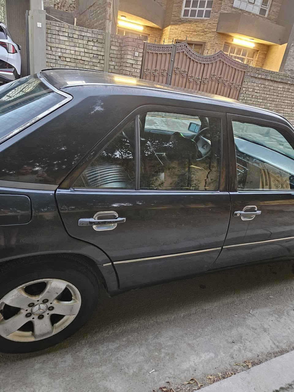 مارسيد دب 1987 اصل اخذتها مشروع تعمير
محور محرك vvt 2500 v6  نكرة سلف مصبوغة عام كير مكينة خير من اللّه شلعة ومعدل السيارة.
بيها نواقص تبريد غاز الكمبريسر موجود صدر امامي نص عمر abs مشتغل الكلوب بيه مشكلة كهربائية بسيطة
داخلية السيارة مثل ماموضح بالصور المقعد الامامي متضرر والداخلية مالتها كاعدة يحتاجلها ترتيبات بسيطة السلايد شغال طكتين نقصه السجة تتبدل فقط
الكشر جراد بيه اثر الشمس والمي بالشارع متوقفة جانت.
✅ السعر 35 ورقة والكل يعرف اسعار خواتها الجاهزة بيش.
📍 العنوان بغداد الدورة...***********
