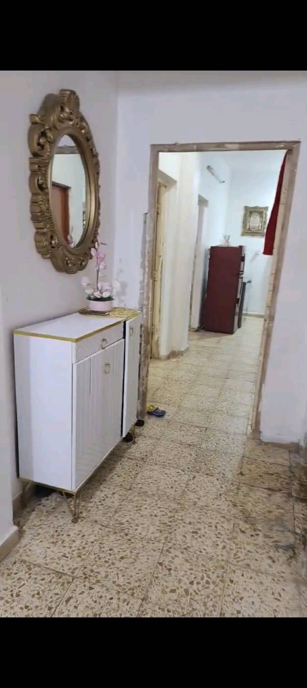 شقة للبيع
عمارات المعهد 
طابق ثاني
المساحة ١٢٠م
رقم العمارة ٣٢
جاهزة ونظيفة
حاليا مؤجرة
مطلوبة 12 مليون 
السعر ٢٠ مليون صافي 
والمشتري يتحمل
باقي المبلغ
ماء وكهرباء على المشتري
الشقة بيها شكد غرفة نوم وصالة ومطبخ وحمام، وهل أكو بلكونة مثل الظاهر بالصور؟: 
غرفتين نوم 
صالة 
بلكونة
مطبخ بارد وحار
استقبال كبير 
حمام وتواليت
مخزن 


نوع التملك شنو بالضبط: طابو/سند/عقد، وهل المعاملة جاهزة أو بيها أي إجراءات بعد؟: 
عقد
موقع عمارات المعهد بأي منطقة بالضبط، وقريبة من شنو معالم أو خدمات حتى يعرفها المشتري؟: 
العمارة ميسان
الإيجار الحالي شكد بالشهر، وهل الشقة تنباع مع المستأجر لو فاضية بعد التسليم؟: 
فاضية بعد التسليم 