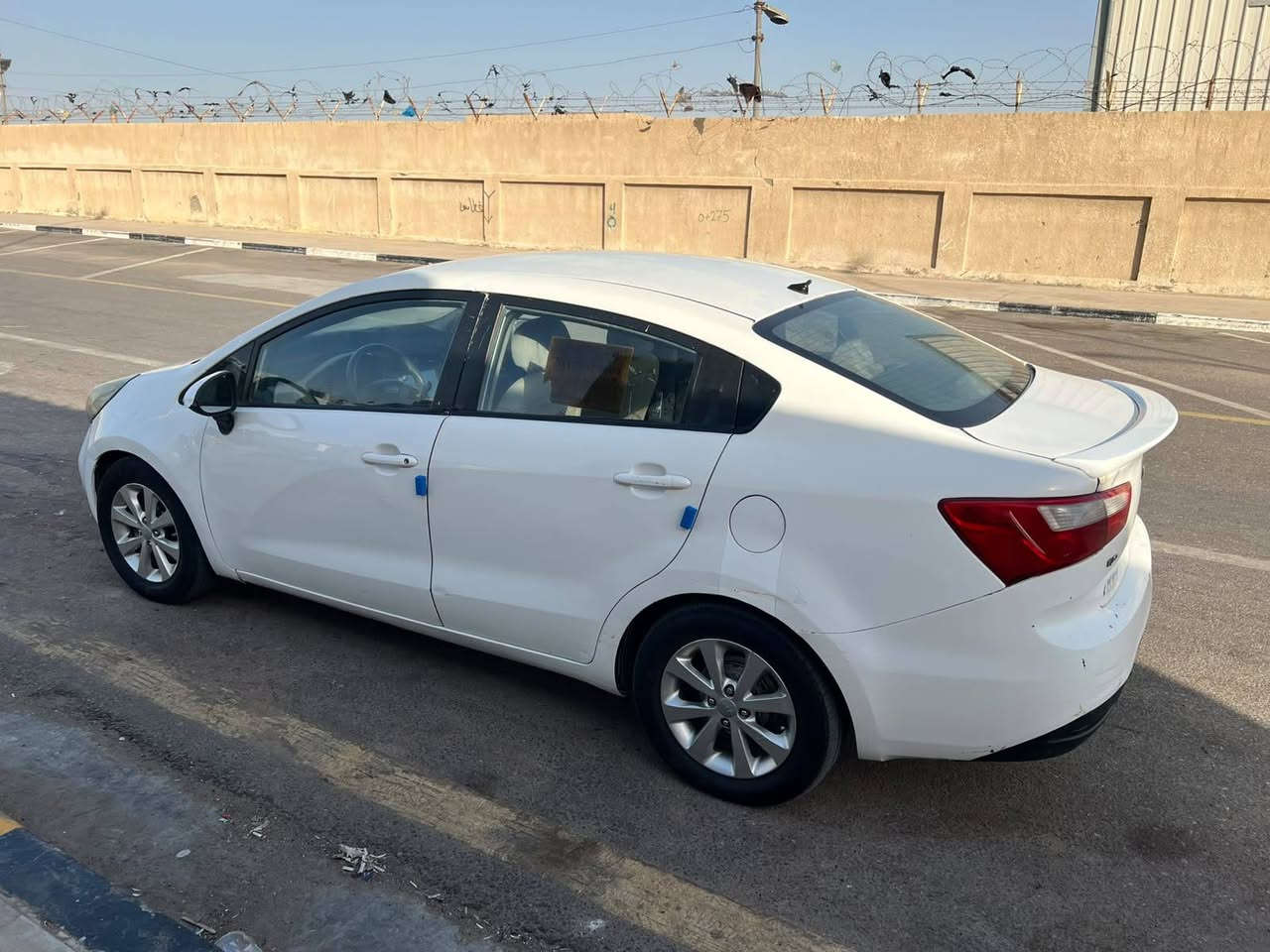 كيا ريو خليجي 14 رقم ميسان باأسمي 
كير at 
محرك 1.6دوش المرغوب 
تبريد منظومة جديدة 
حدادية جديدة من طول لطول 
سيارة ع ايدي مرتبة ونظيفة 
مصبوغة احزام 
حادثها خلفي وامامي بدون دواخل 
اكفلك جفية وكلبة واصوليات والباقي شوف العين وانا خادم لشراي 
السعر 70 وبيها مجاال مكاني بصرة 
***********
