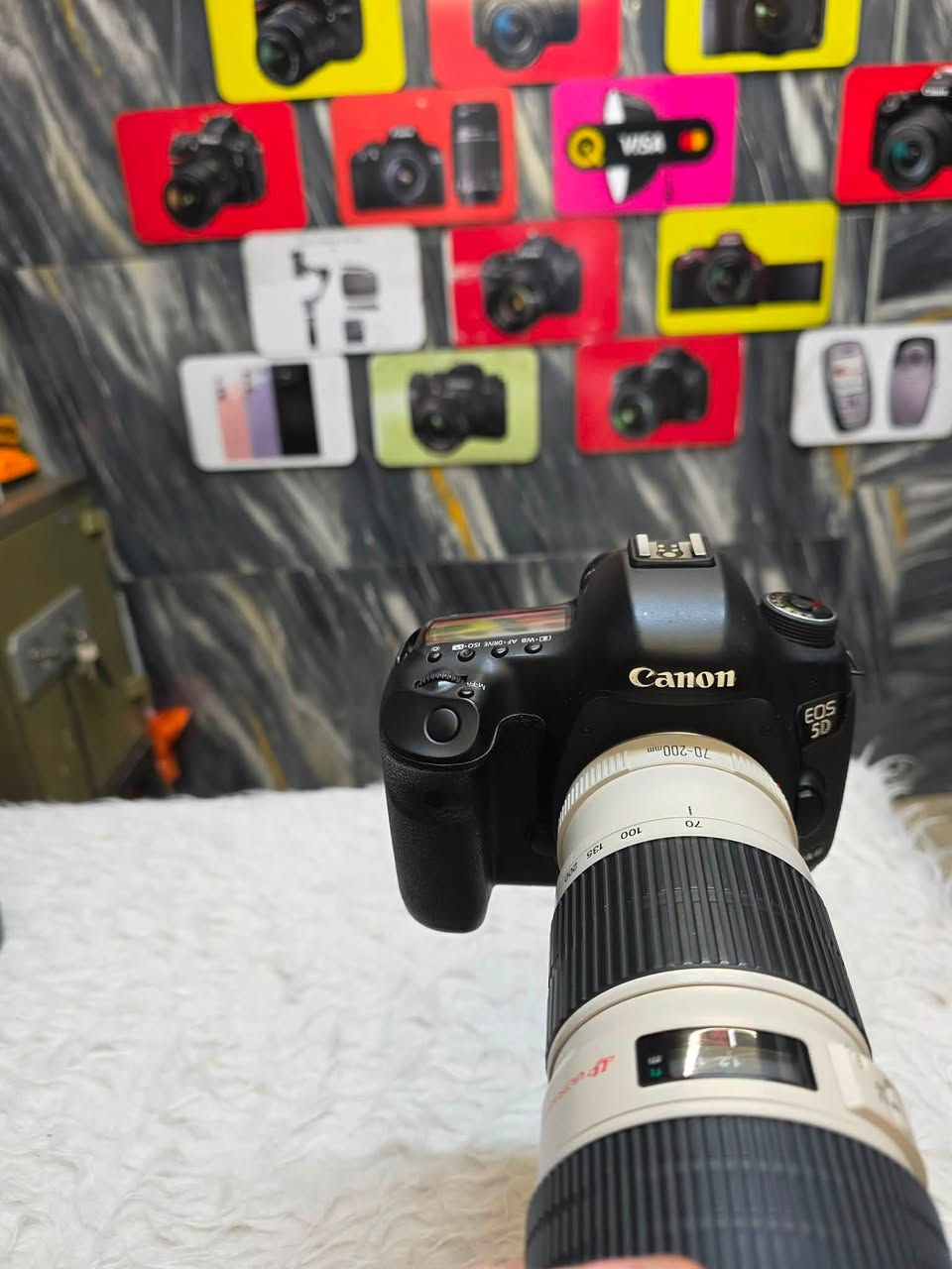 كامرة Canon 5Dlll مارك 3
مع عدسة 200/70  فتحة 4  من شركة Canon
  بحالة جديدة 
ملحقات 
بطريات 2 
حزام كتف 
جنطة 
عنون حلة 
يوجد توصيل جميع محافظات 
تواصل خاص 
هاتف ***********
