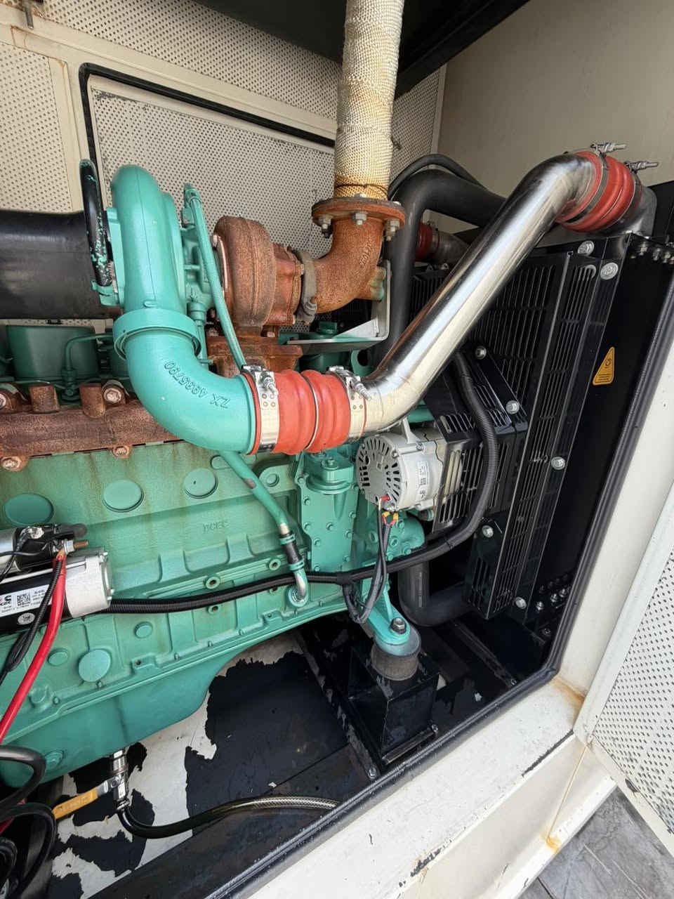 ⚡ الاعتمادية والقوة العالمية.. مولد كامنز (Cummins) 150 kVA! ⚡
احصل على أقصى درجات الاستقرار الكهربائي لمشروعك مع المولد الأشهر والأقوى عالمياً. تم تصميم مولدات كامنز للعمل الشاق والمستمر وتحمل أصعب الظروف البيئية.
أبرز المميزات والمواصفات:
 المحرك: محرك كامنز (Cummins) أصلي يتميز بعمر افتراضي طويل وكفاءة ممتازة.
 الأداء: استجابة سريعة للأحمال العالية مع استقرار تام في الفولتية والتردد.
 اقتصاد الوقود: نظام حقن متطور يضمن استهلاكاً اقتصادياً للديزل.
 الكابينة والعزل: عازل صوت متين وشديد الهدوء مقاوم للحرارة والأتربة.
 التوفر: توفر قطع الغيار وسهولة الصيانة في جميع الأسواق.
📍 المجالات المثالية: المستشفيات، المعامل والمصانع، والمجمعات السكنية والتجارية.
📞 للتواصل والاستفسار: 

***********

📍 الموقع: كراج الأخوين
