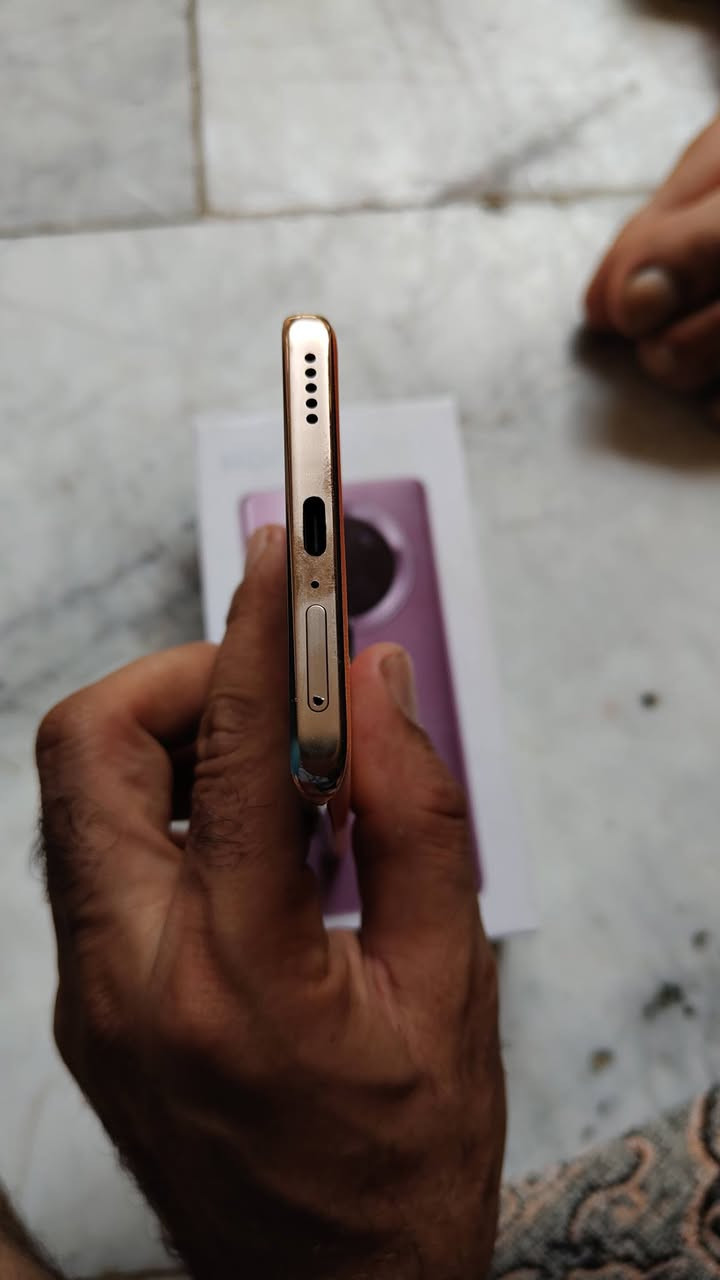 مكلف بالنشر موبايل HONOR X9C موبايل نظيف جدا اغراضه كامله للبيع ب 325 وبي مجال ***********
