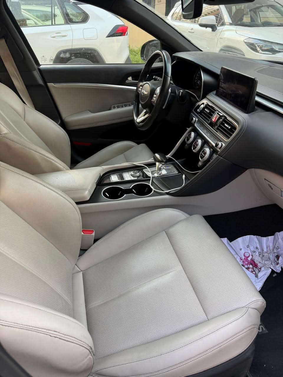 جينسس 2023 G70 أمريكي 
حادثها جدا خفيف جاملغ  حافة البنيد 
ماشيه 58 الف  
داخل اوف وايت كراسي كهرباء وتدفئة 
رقمها بغداد باسمي عنواني المنصور 
( بيع مستعجل جوا السوك 170 ورقة) 
***********
