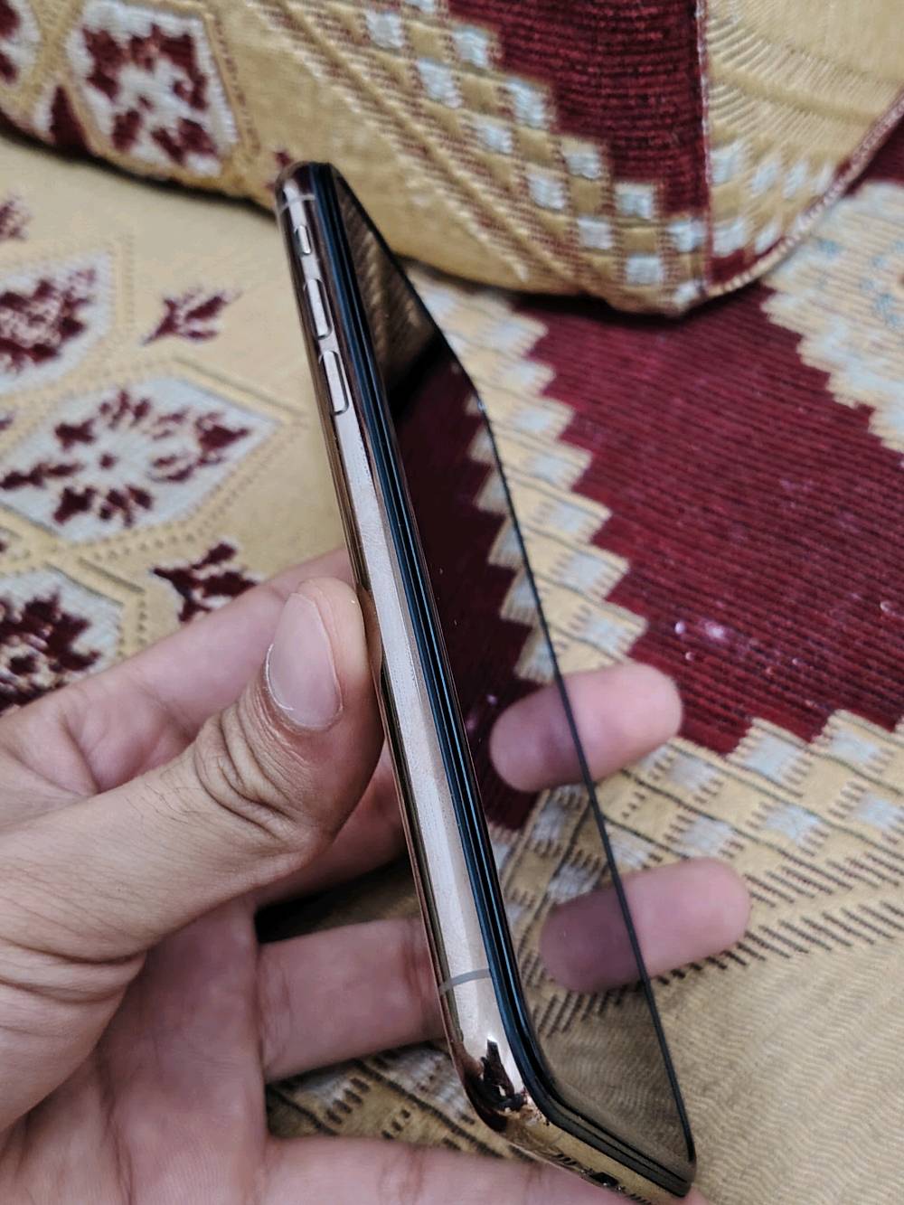 iPhone XS
الذاكرة :  256

اللون : ذهبي

الشاشة : بلادي ثلاث خيارات + فيس ايدي شغال

البطارية : مستبدلة فقط 100% + فطر بالجامه مال الكامره الخلفية وما مأثر عليها هذي للأمانه الباقي بلادي 

الملحقات : فقط كارتون 
السعر : 160 قفل

يوجد توصيل فقط الي يريد يشتري يراسلني