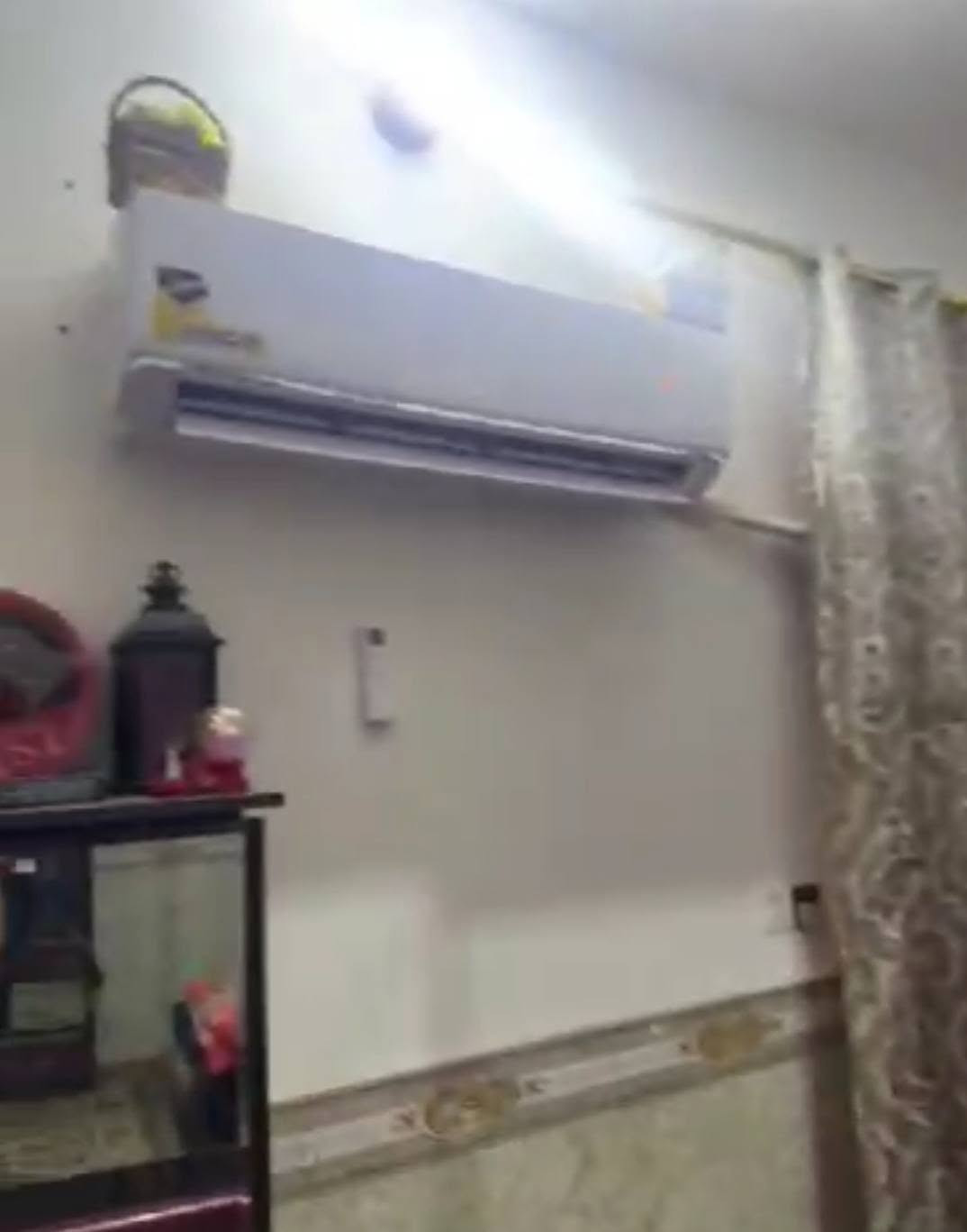 🏠 السلام عليكم ورحمة الله وبركاته
🔑 بيت للإيجار مؤثث بالكامل
✨ 100 متر – بيت جديد ونظيف
🏡 طابق واحد
📋 تفاصيل البيت:
• حمام خارجي
• مطبخ
• استقبال
• حمام داخلي
• غرفة نوم
• صالة
📍 الموقع: حي النداء – يم مدرسة الوردية ☑️
💰 سعر الإيجار الشهري: 400 ألف دينار
📸 تصوير البيت كامل متوفر
📲 للجادين، راسلني على الواتساب وأدزلك تصوير البيت كامل:
***********

نص مكتوب في الصور:
- مرحبًا بك في بيع وشراء عرصات النداء