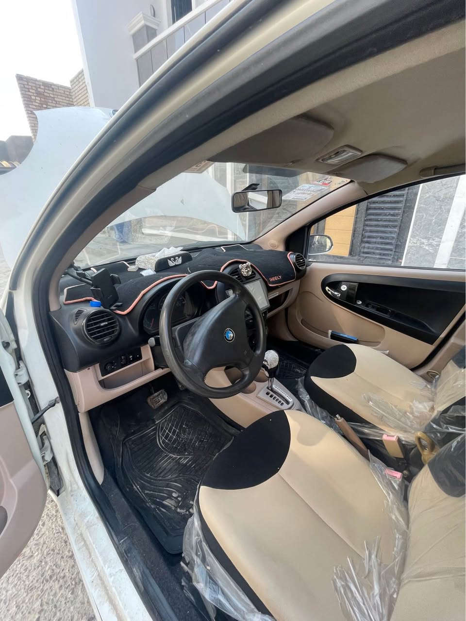 جيلي باندا موديل ٢٠١٣ 
ماشية ٩٥ 
تبريد وتدفئة شغال 
مكينة وگير  على وضع الشركة 
بيهة ملاحظات بسيطة
رقم بغداد جديد وهزة جديدة 
استخدام مالك واحد 
المكان : بغداد الزعفرانية 
رقم الهاتف : *********** بغداد, العراق
