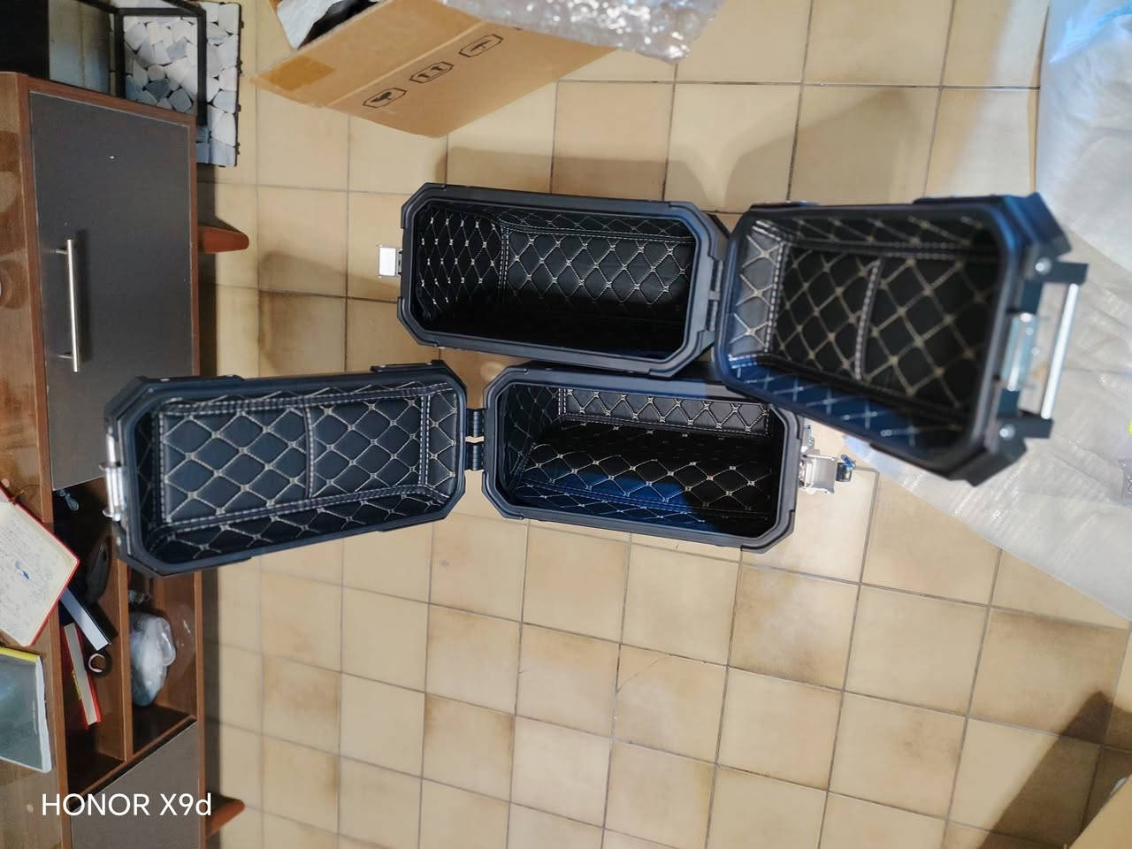 للبيع جديدات صناديق جانبية صلبة للدراجة النارية
زوج يمين ويسار. 
*********** واتساب

نص مكتوب في الصور:
- HONOR X9d