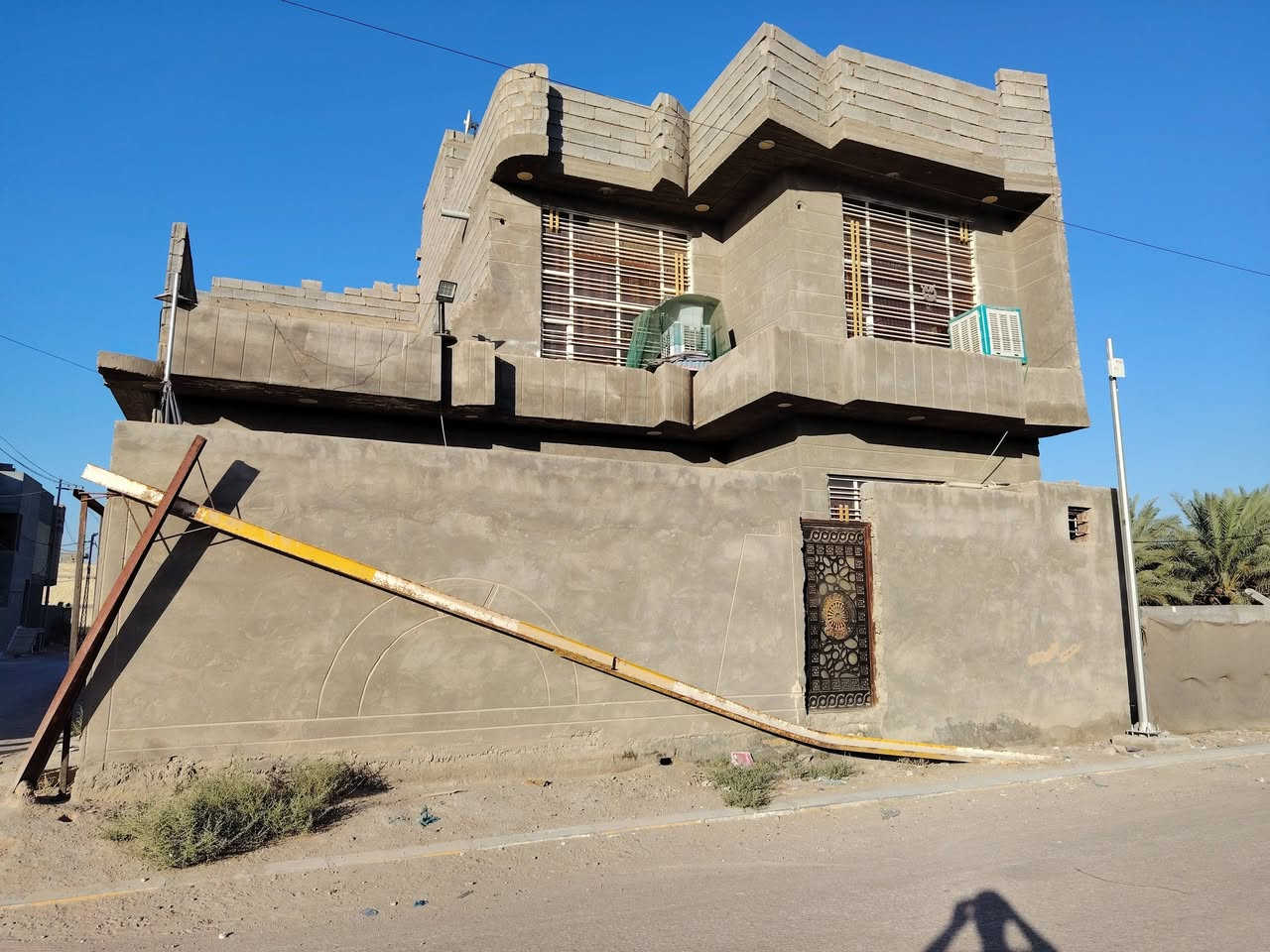 بيت ركن على 3 شوارع طابقين مساحه 200متر ، للبيع يحتوي على غرف 5
غرفه بالطابق الاول و4 غرف بالطابق الثاني ومطبخ وأستقبال وصالة وحمام داخل البيت وحمام بره بالطرمه وحمام بالطابق الثاني ومنور خارجي يحتوي على طرمه مساحه كبيره وبي 3 محلات بس مو كاملات الواجهيه 12 والنزال 16
العنوان : حي الحوراء على طريق بغداد مقابيل عامود 37
للأستفسار 
***********
***********
