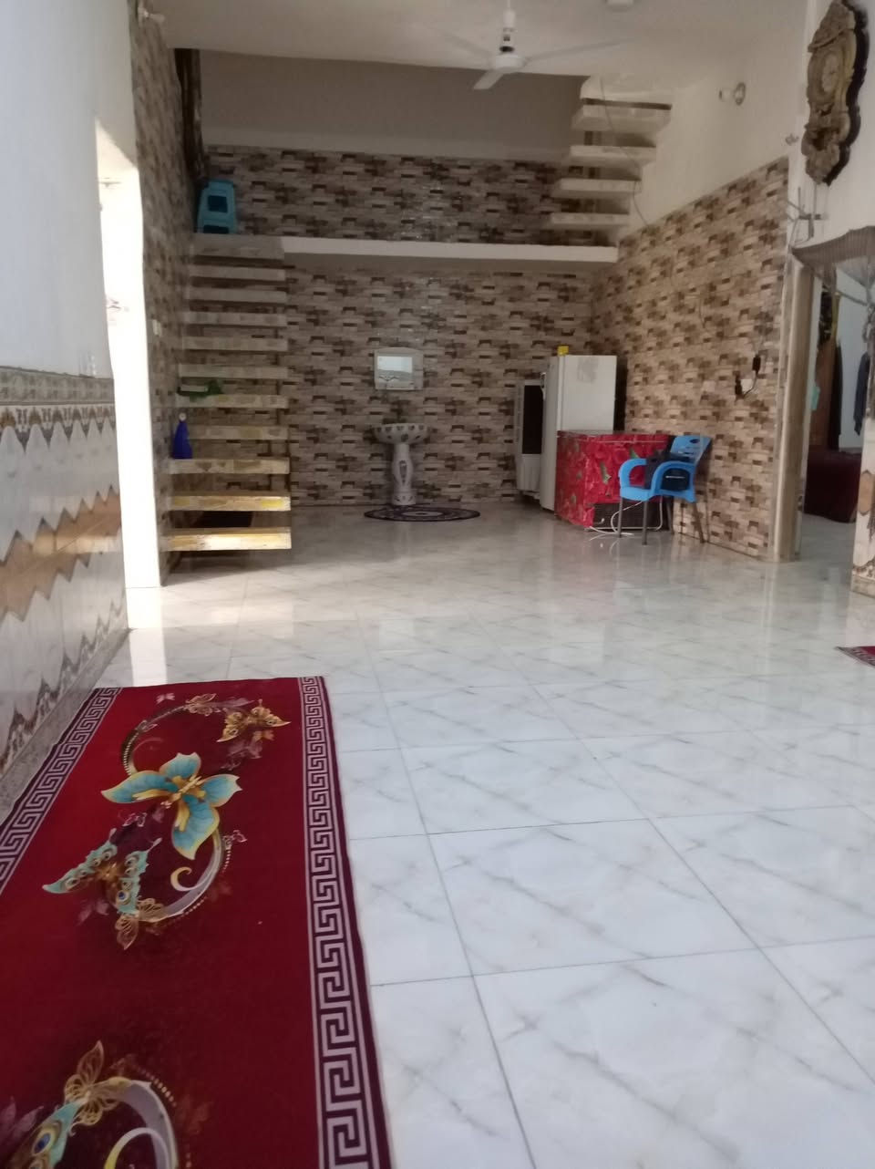 ٣٠٠م • غرفتين • حديقة