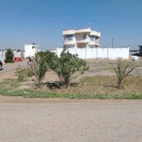 للبيع بيت ويعتبر مزرعه وتكدر تزرع لارض دونم و٢٠٠ متر ..تبليط  ماء كهرب...