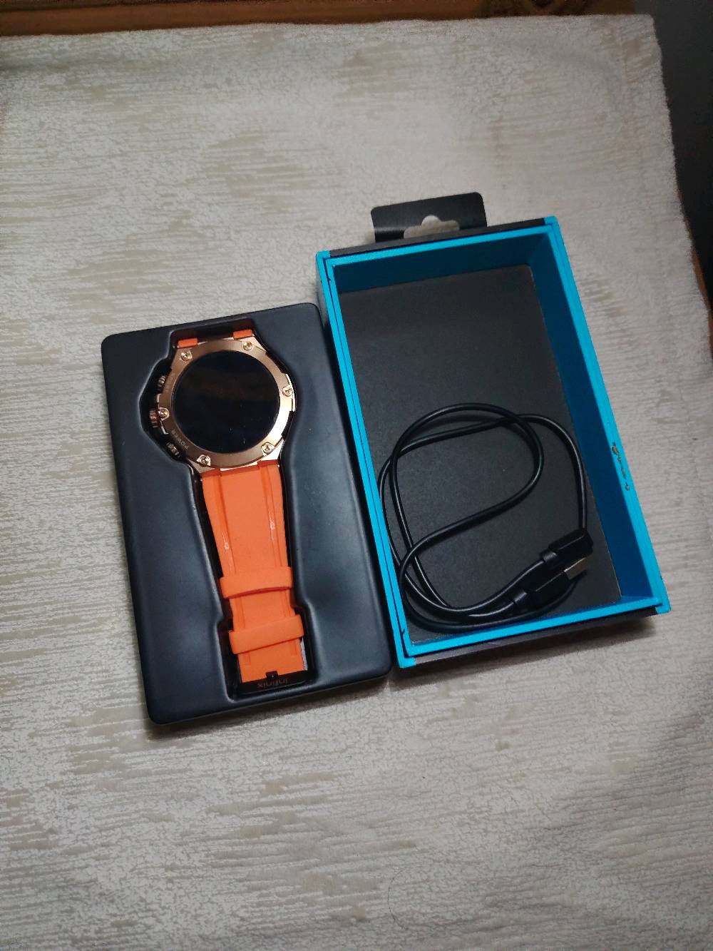 للبيع ساعة Infinix XWatch 3 GT 

ساعة أنيقة ورياضية، لون برتقالي 
 شاشة IPS قياس 1.53 إنچ بدقة 360×360 تدعم مكالمات Bluetooth 
قياس نبض القلب ونسبة الأوكسجين
بيها أكثر من 123 وضع رياضي
 مقاومة للماء والغبار IP68
 بطارية تدوم لحدود 10 أيام حسب الاستخدام
 تعمل مع تطبيق My Health
 أكثر من 200 واجهة للساعة
تحتوي على بوصلة وبارومتر
 Bluetooth 5.2

 موديلها Infinix XWatch 3 GT (XW3GT)

 الساعة نظيفة وحالتها ممتازة فقط مفتوحة وشاحنتها تجي وياها

 السعر ١٠٠,٠٠٠ وبيها مجال بسيط