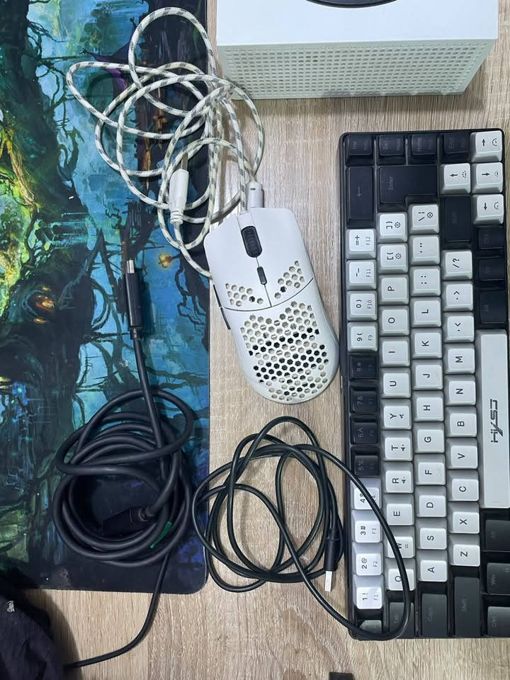 السلام عليكم مكلفة بالنشر 

اكس بوكس سيريس اس مستعمل اقل السنه اخو الجديد نظافه ٩٩ يجي وياه ماوس وكيبورد RGB والكير يجي وياه بطاريه شحن السعر ٤٠٠ مكاني ناصريه
للاتصال ع الرقم ***********
