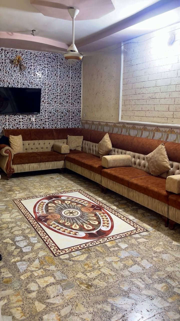 السلام عليكم 
الدار للبيع المساحه ٦٥م في السند واقع حال ٩٠ متر البناء
الواجهه ٥م البيت مدخلين
يحتوي على (استقبال+صاله+مطبخ حار وبارد +خدمات+٢غرف نوم )
العنوان (الشعب- حي الجزائر-خلف مدرسه ثانويه الشعب )
للاستفسار الاتصال على رقم صاحب الدار
***********
