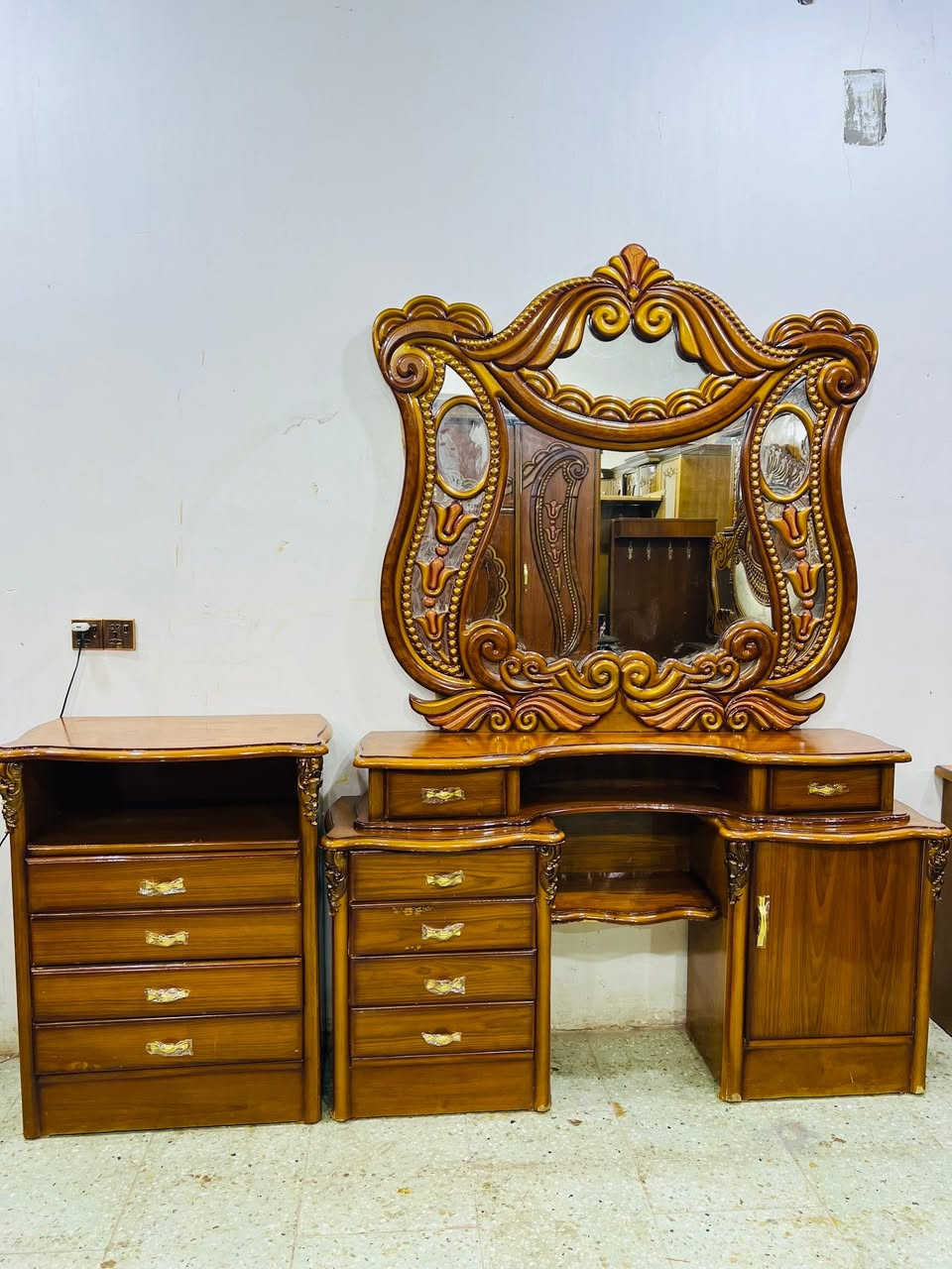 سلام عليكم 
غرفه ام السته ملحق 
مستخدمه شي قليل 
 ((ً سعر750 وبيه مجال ))
بغداد مدينه الصدر
 اكو توصيل 🚚 
***********
