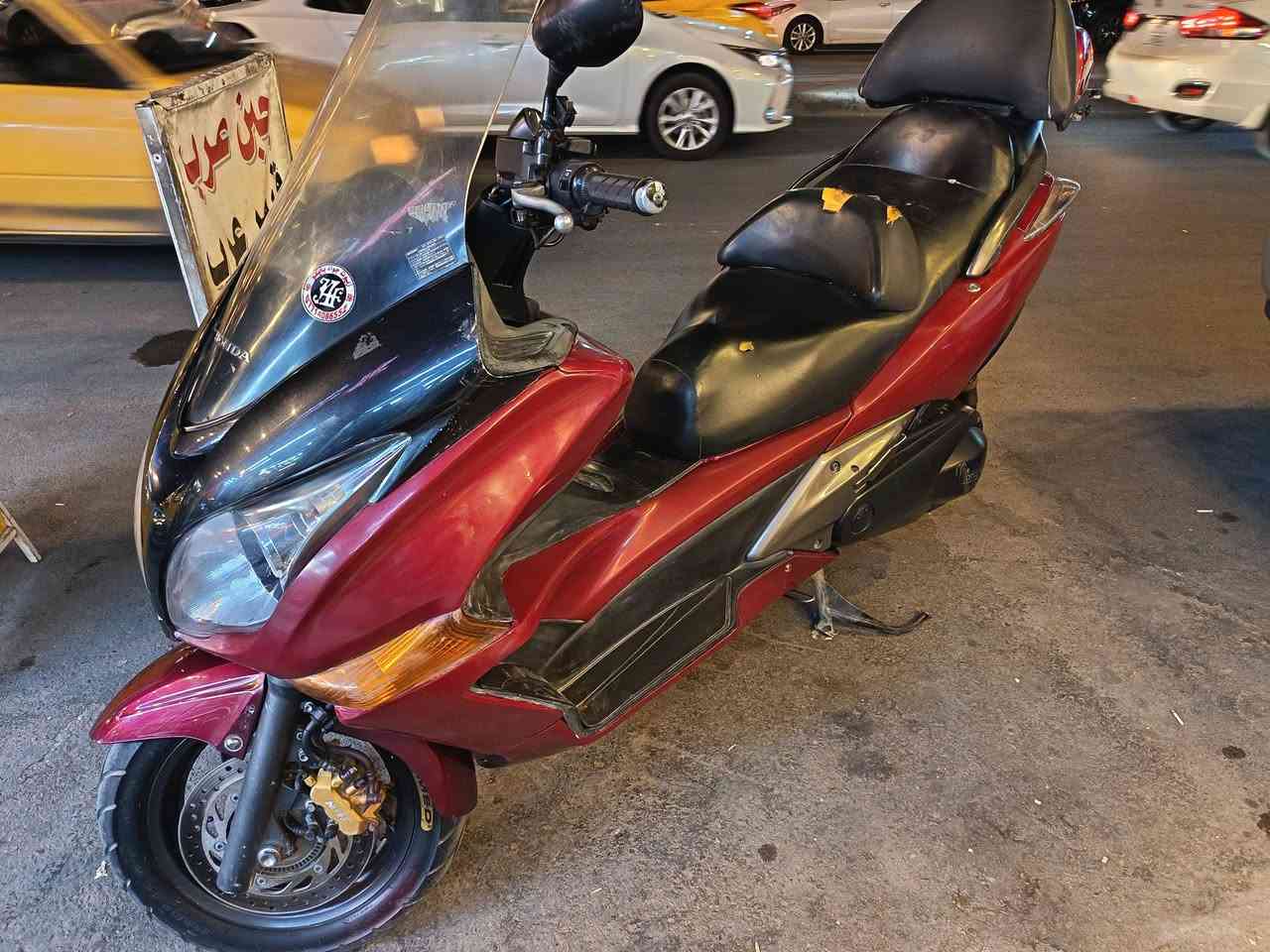 سلفر ونج جيتي 400
مكينه فووول ناعه
نظام. ABS
تدفئة يدات 
فلنجات الذهبيه 
دراجة كامله 
مابيها اي نقص 
خلي الها دهن وبانزين واطلع بيها 
العنوان 
بغداد 
مدينة الصدر 
***********
السعر 25 ورقه
