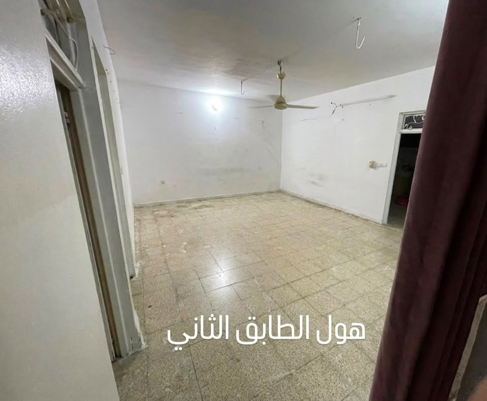 دار للبيع طابقين🏠
سند طابو صرف 📝 
الموقع:حي الزهراء(صدام) المربع الذهبي مدخل فرع الدرايج قرب جامع الشاكرين  [موقع المنزل موضح في الصور]
مساحة البيت:200متر مربع 
واجهه 10م
عمق20م
تصميم البيت نفه ومستغل للمساحة بشكل جميل
الطابق الاول :كراج يتسع لسيارتين،هول وسطي،مطبخ واستقبال وغرفتين في الصدر،صحيات،منور
الطابق الثاني :بنفس ترتيب الطابق الاول هول وسطي وصحيات واربع غرف 
اثنان منهم مطلة على بلكونة 
(علما ان احد الغرف فيها تاسيسات صحية وتصلح كمطبخ) 
الطابق الثاني له درج خاص وباب من الكراج (يعني الطابقين قابلين للفصل او التأجير لوحده)
بيتونة وسطح علوي كبير على مساحة البيت بالكامل 
  
للتواصل ومعرفة السعر والتفاصيل الاتصال:***********
