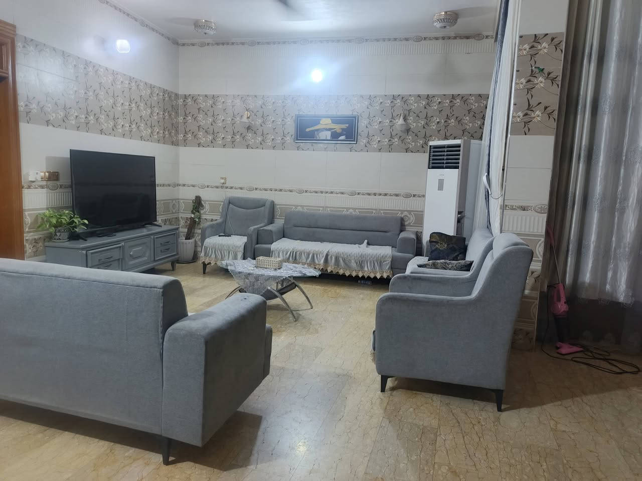 بيت للبيع المساحة 200متر زراعي جاهز للسكن بدون نواقص غرفتين نوم وصاله ومطبخ استقبال وصحيات داخليه وصحيات خارجيه كراج سياره البناء طابوق السقف صب مسلح درجه اولى مكانه مرتب جدا عرض الشارع 10متر خدمات كامله العنوان طويريج حي الجمعية شارع البو سيود قريب الشارع الرئيسي جداً السعر وباقي التفاصيل التواصل على الرقم *********** يوجد واتساب مكتب المهندس للعقار أحمد ألجبوري عنوان المكتب بداية حي الجمعية
