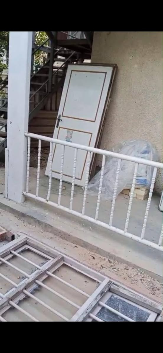 بيبان خشب تكمه للبيع عدد 5 ثلاث مال غرف نوم و2 مال حمام اتصل على *********** واتساب العنوان بغداد الدورة
