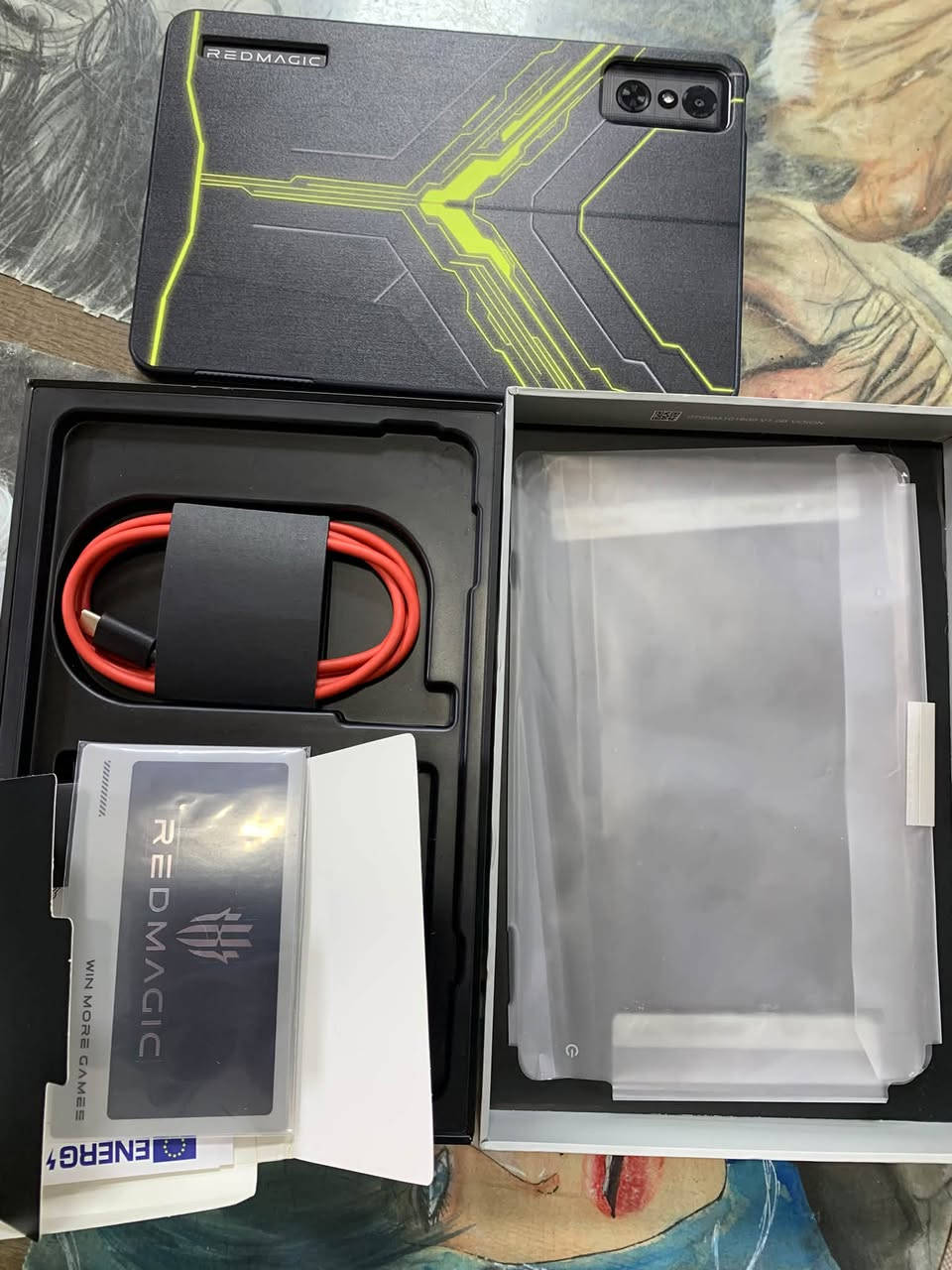 ريد ماجك استرا
256
بطاريه ٩٣
٩٠٠ بيه مجال 
***********

نص مكتوب في الصور:
- حالة البطارية إذا استبدل المستخدمون البطارية بأنفسهم، فقد لا تعمل شاشة حالة البطارية بشكل صحيح. يوصى بالاتصال بمركز خدمة ما بعد البيع المحلي للحصول على المساعدة. الصحة حالة البطارية الحالية جيدة تاريخ الإنتاج تاريخ أول استخدام 2025-***********1 93% عدد دورات الشحن والتفريغ 378