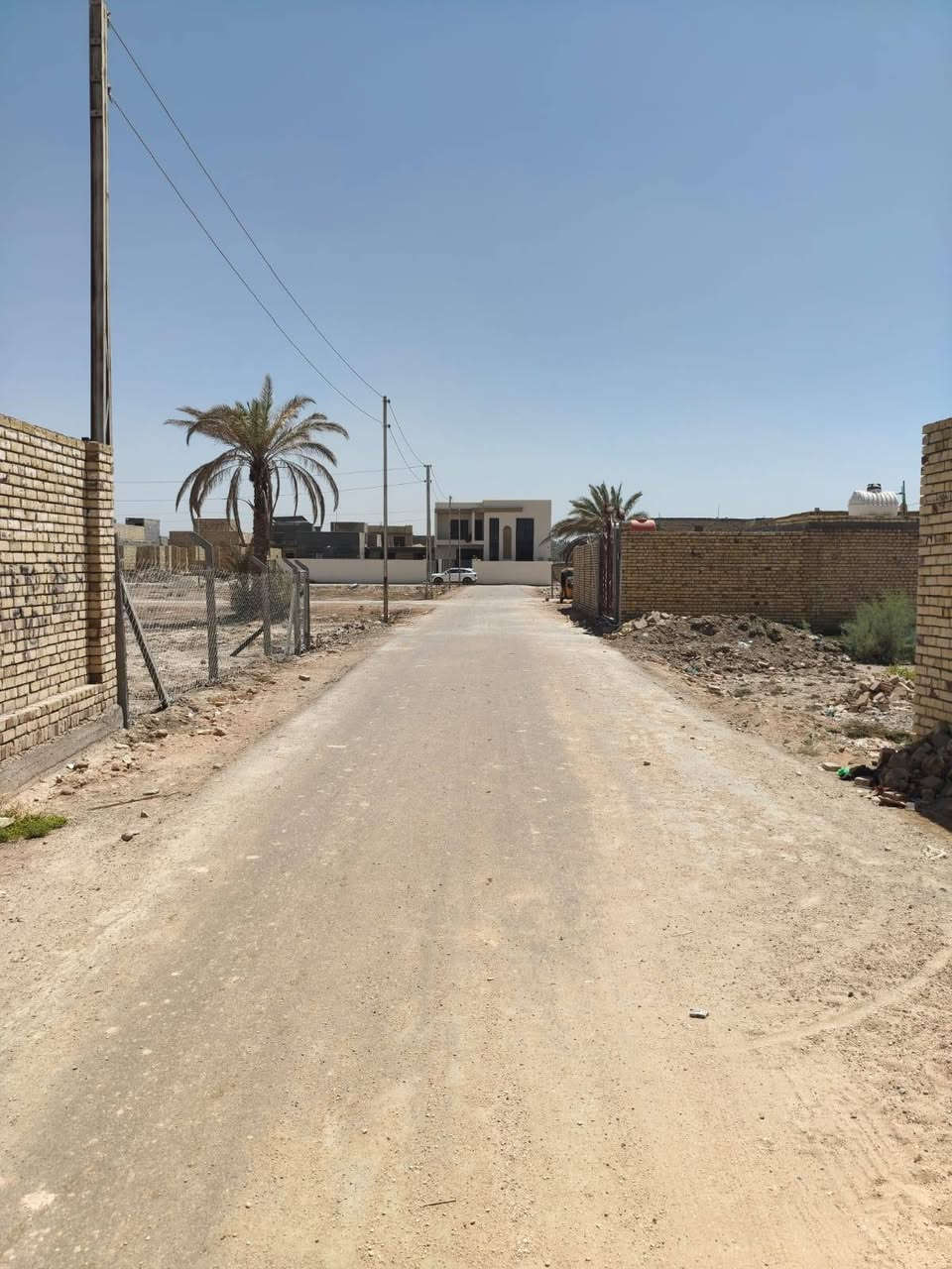 بيت طابو زراعي سند ٢٥
بناء حديث/بإشراف مهندس مدني 
مساحه ٥٠٠ متر
طابوقين 
البيت شبه كامل بناء
الواجهة ١٧ منر
النزال ٣٠ متر
الطابق الأول /٣ غرف 
5 ×6 لكل واحده
المطبخ 6×6
صاله 12 متر
الاستفبال 4 ×12
الارضيه بورسلاين درجه اولا والجدران لط اسمنت
الطابق الثاني/ غرفه واحده ٤×٦
صحيات داخليه وخارجيه 
عرض الشارع ٨ متر تبليط 
حي الحوراء ملاصق للطابو حي الحوارء ثاني بيت عن شارع 20حي الحوراء / متوفر كافه الخدمات ماء ومجاري
البيت نقصه شغلتين جص وبورك وكهرباء 
السعر ١٦٠ مليون وبيه مجال 
للاستفسار والاتصال على الرقم التالي 
***********
