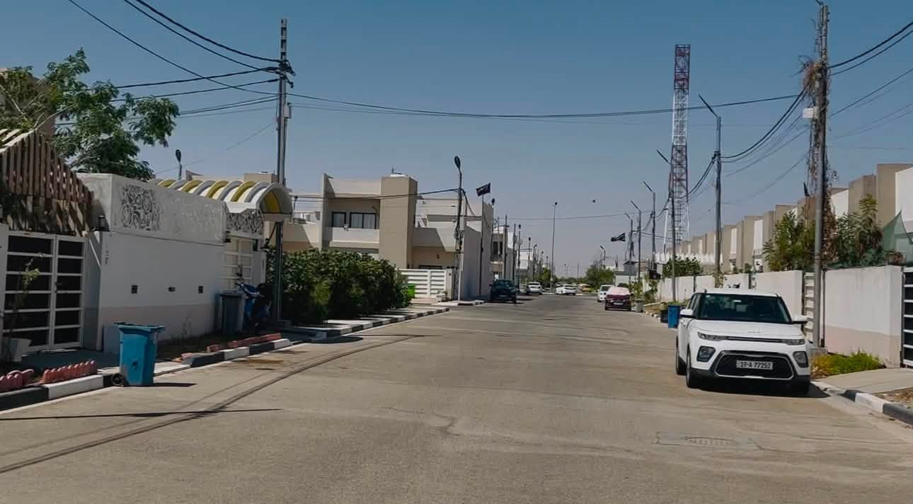 للبيع بيت في مجمع الغدير السكني 
مساحة 153 م
ركن 📐
شارع ١٥ متر مثل ما مبين بالصورة
البيت يحتوي :
غرفتين نوم
استقبال كبير
مجمع صحيات عدد ٢
مطبخ
مناور عدد ٢
كراج يتسع لسيارة + حديقة 
البيت جديد غير مسكون

البيت مطلوب للشركة ٤٥ مليون
يعني ما ساحب علي مصرف عقاري 
السعر مناسب مقارتنا بالنماذج المنازل المشابهة
وصحاب الدار مستعجل ع بيع 
للاستفسار يمكن الاتصال ع رقم الاتي :

*********** صاحب الدار
***********  رقمي
