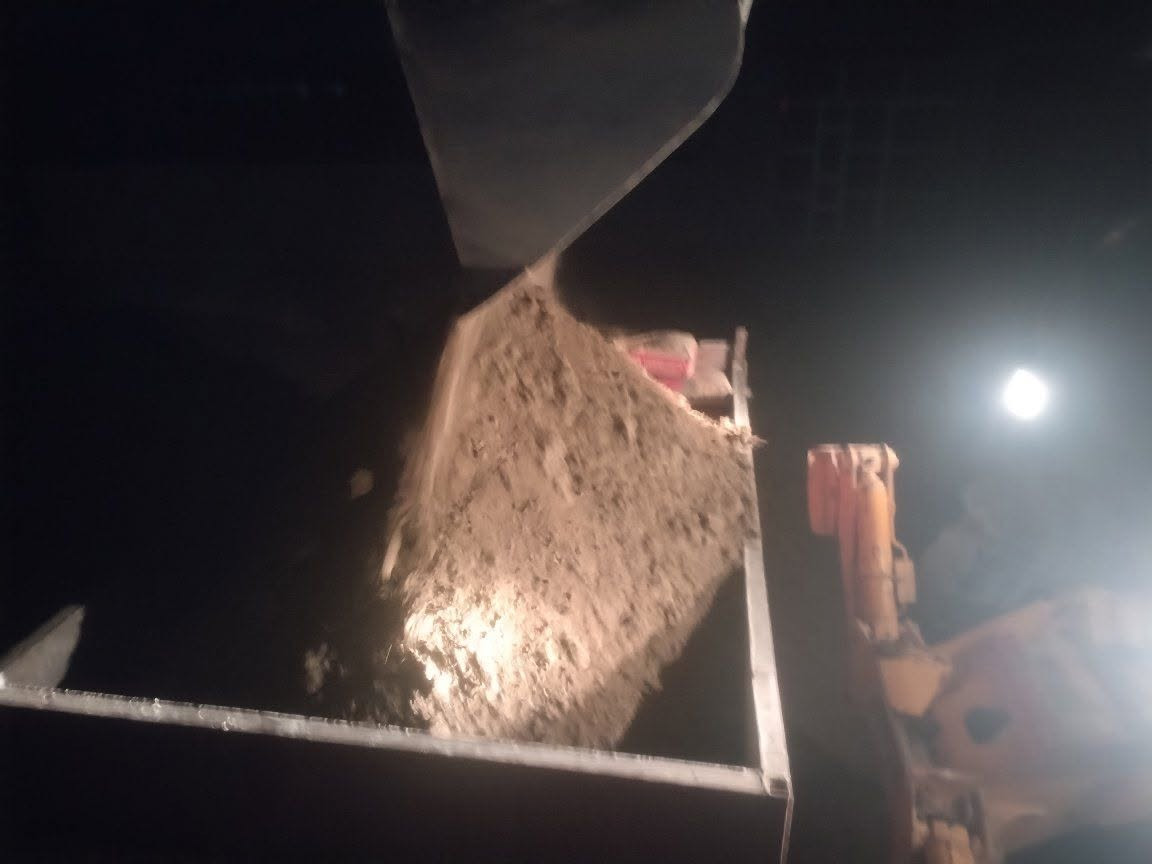 عل بركت الله 
مستمرين في عملنه ليلآ ونهار 
رمل بناء درجه وله شرط 
متواجدين عل ٢٤ ساعة ***********
