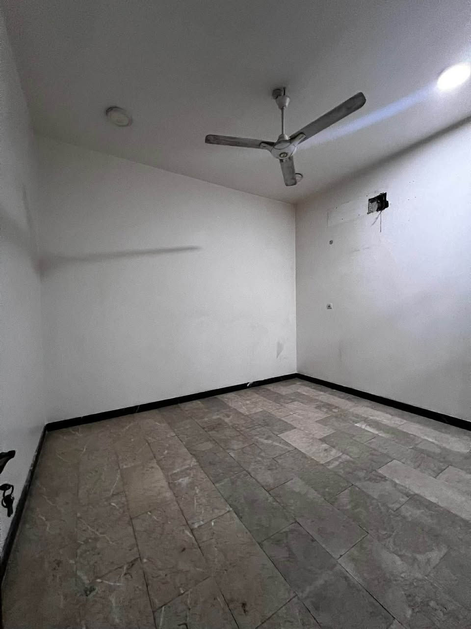 للايجار ..للايجار 
بيت مساحة 200 م طابق واحد 
📍حي الفرات 
يتكون من 
▪️2 غرف نوم صالة واستقبال ومطبخ وحمامات 
البيت جداً نظيف وموقع مميز 
للاستفسار الاتصال يتوفر واتساب 
***********

