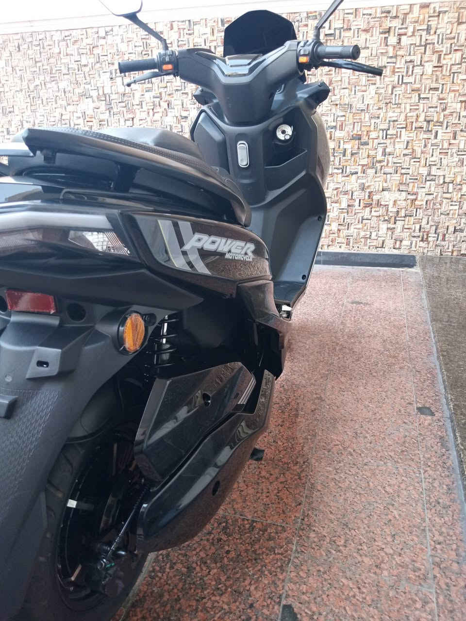 دراجة شحن T-MAX الأصلية (بشعار الأسد) موديل 2026 للبيع
الوضع العام: نظيفة جداً، جديدة بكرتونها والنايلون عليها (ماشية مشي كلش بسيط).

القدرة والأداء: سرعة فعلية توصل 100 كم/س.

التجهيز: موتور (ملف) قوي 3000 واط + حجر ليثيوم سعة 35 أمبير.

العجلات: إطارات ضخمة قياس 12 (نوع جبلي).

المنظومة: 3 تبديلات للسرعة + كيربك للخلف (R).

الملحقات المرفقة: 2 مفتاح تشغيل + 2 كارت + 2 بصمة.

العنوان: بغداد - حي القاهرة (مقابل مول القاهرة).

السعر المطلوب: مليون و400 ألف للتواصل والاستفسار (اتصال أو واتساب): ***********
