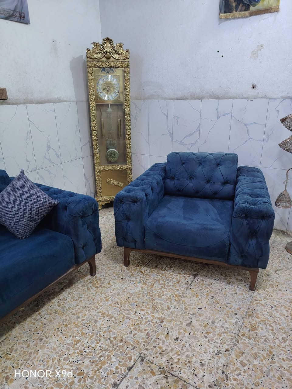نص تخم تركي تكمه نظيف 4مقاعد القنفه قلاب سرير ب100وبي مجال المكان الوشاش *********** يوجد توصيل بكروة يوجد واتس اب

نص مكتوب في الصور:
- HONOR X9d