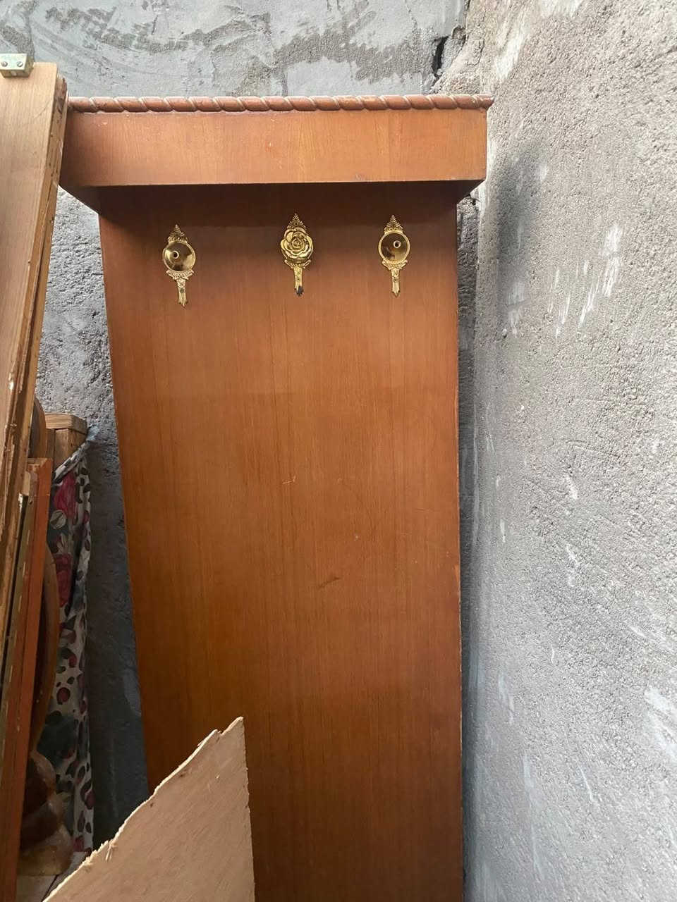 كومديات 2 وزاويهه وجربايهه نفرين بيهها اضرار بسيطه مع بوفيه كبيره ب 50وبيهم مجال
***********
