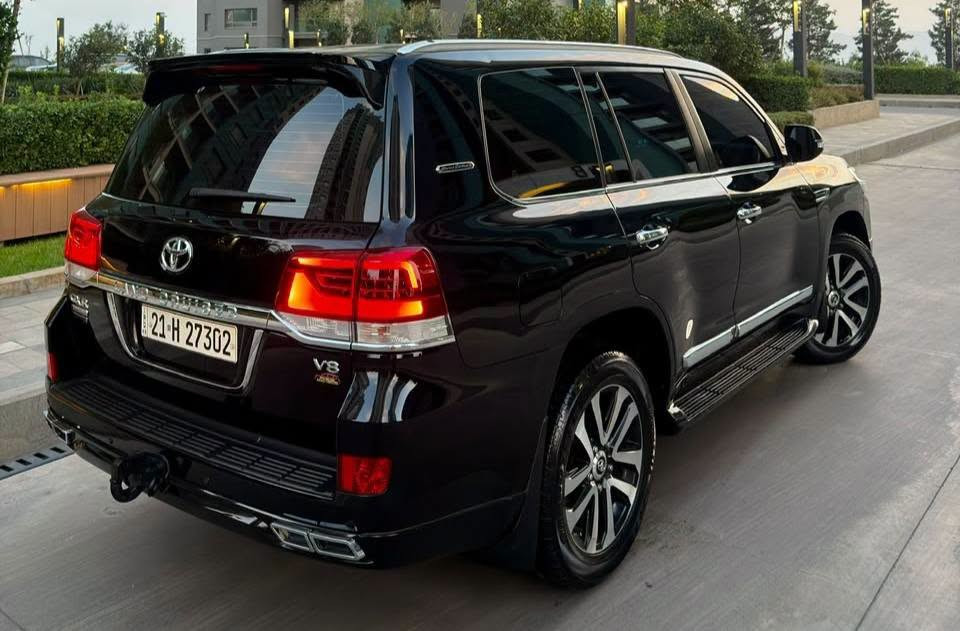 لاندكروزر GXR • V8 • ٩٩٠٠٠ كم