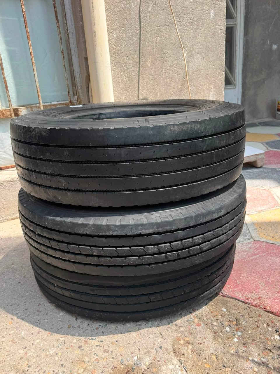 تايرات عدد 3سبعطعش ونص حجم ثمانين  يشتغل هينو كنتر التصوير كدامك وشوفهن المكان البصره ***********
