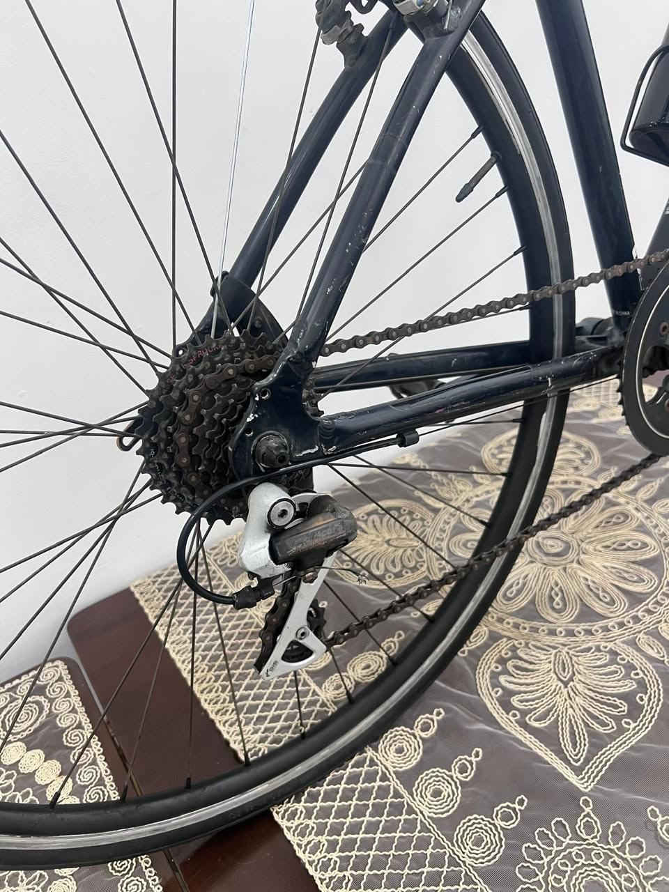 للبيع دراجة هوائية ياباني هجين / تجول شهری (Hybrid / Cross Bike).  
​ Avantrigger (من إنتاج شركة Asahi Cycle اليابانية).  
​اسم الموديل: Rapier (مكتوب على أنبوب الهيكل).  
​الحجم والأبعاد
​حجم العجلات (الغالون): 700C (مع إطارات رفيعة للسرعة والقيادة على الطرق المعبدة).  
​حجم الهيكل (Frame Size): هيكل متوسط (Medium)، يناسب غالباً أطوال أفراد بين 165 سم إلى 180 سم.
​⚙️ المواصفات الفنية
​الهيكل (Frame): ألمنيوم وخفيف الوزن بلون أسود مطفي (Matte Black).  
​نظام السرعات (الناقل/الدواسر):
​الخلفي: نظام Shimano Tourney (أو ما يكافئه من شيمانو) بعدد 6 إلى 7 سرعات
الحجم 28  
السعر 180وبي مجال بسيط مكاني بغداد تلفون ***********
